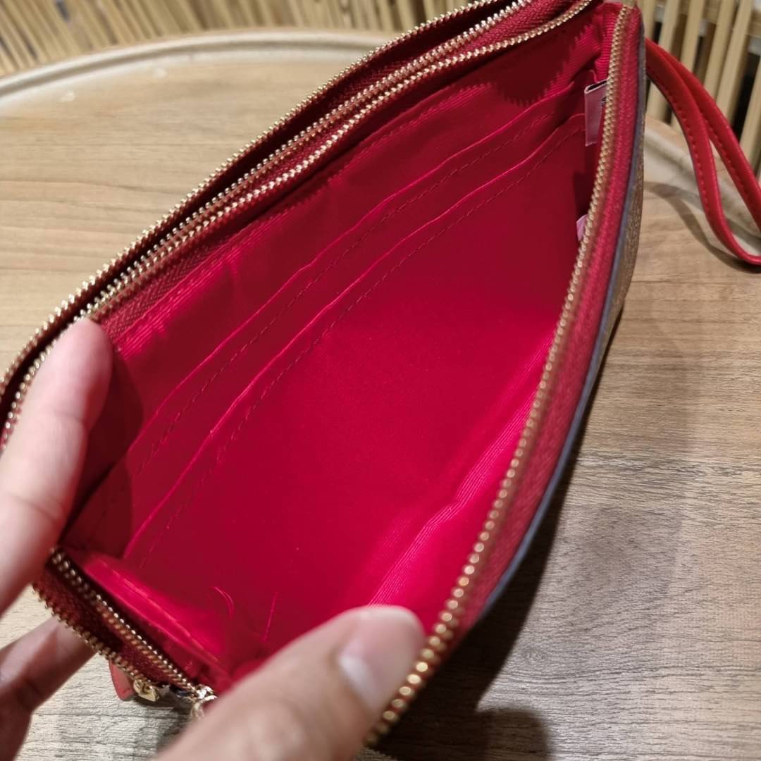 COACH F54057 DOUBLE ZIP WALLET IN SIGNATURE กระเป๋าคล้องมือ size L ใบนี้ใส่มือถือได้ทุกรุ่น ขนาดกำลังดี พกพาสะดวกมากๆ วัสดุหนังสังเคราะห์ ภายในเป็นผ้าสีสวยคม ใส่ธนบัตร ใส่บัตรได้เยอะ ใส่มือถือได้สบายๆทุกรุ่น ตอบโจทย์สาวๆที่ไม่ชอบพกเยอะวุ่นวายจ้า ใบนี้เอาอ