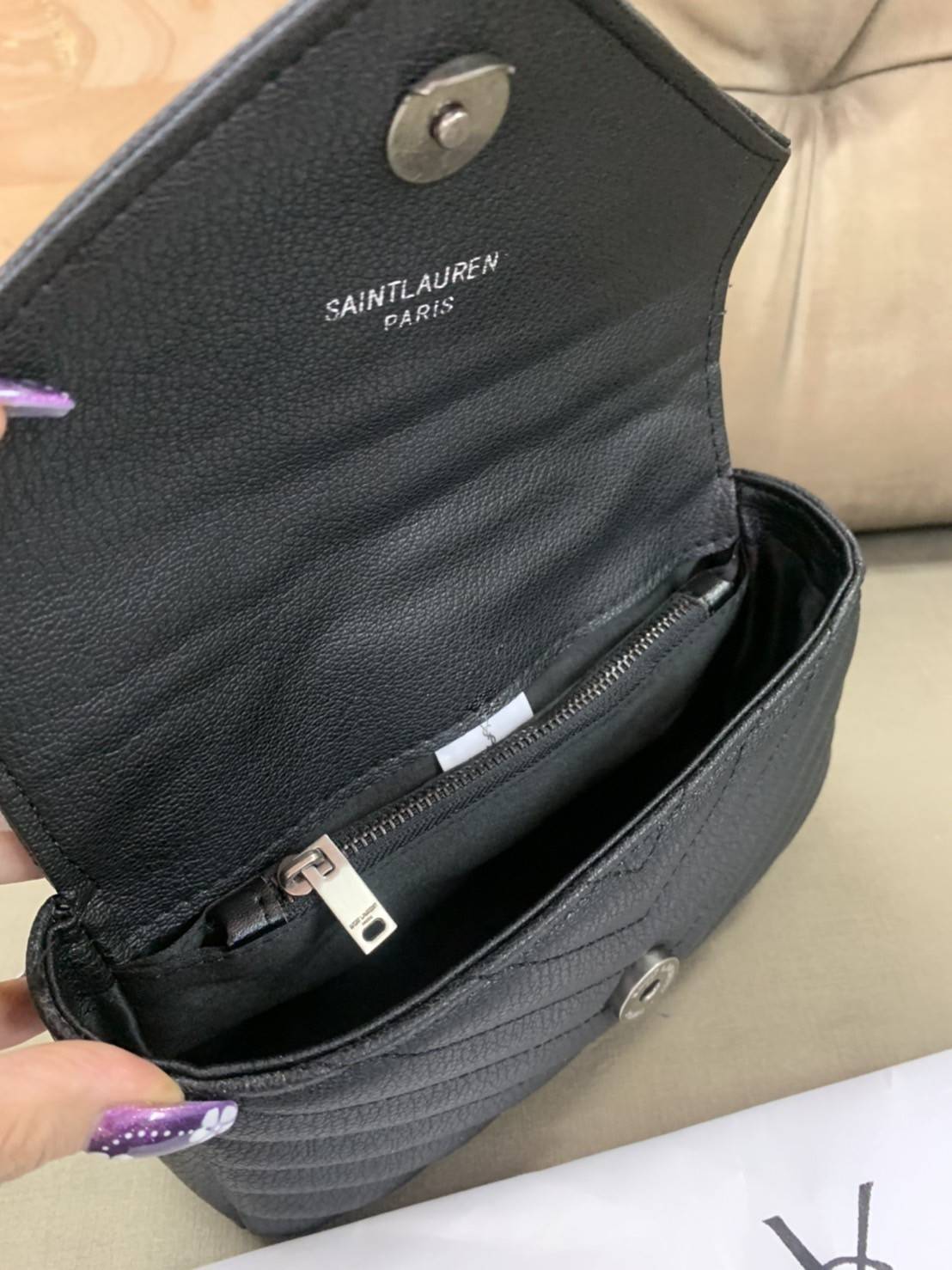 VIP 】SAINT LAURENT CLASSIC BABY COLLEGE MONOGRAM CHAIN BAG IN BLACK MATELASSE LEATHER VIP GIFT WITH PURCHASE (GWP) พรีเมี่ยมกิ้ฟ Limited Edition จาก YSL DUTY FREE COUNTER กระเป๋าสะพายรูปทรงน่ารัก ดีไซต์มาใหม่สำหรับสาวก SAINT LAURENT มีหูจับเกร๋ๆ ที่ด้านบน