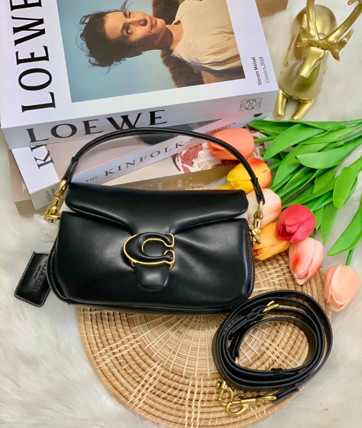 รุ่นใหม่ล่าสุด ได้ไปไม่ผิดหวังแน่นอนจ้าา😁COACH PILLOW TABBY SHOULDER BAG 18 ((C3880)) พร้อมส่งที่ไทย คุณภาพเกินราคา! กระเป๋าหิ้ว//สะพายแบบครอสบอดี้ร์ 🔺หนัง nappa หนานิ่ม นุ่มมากๆ รุ่นใหม่ล่าสุดค่ะ! พร้อมโลโก้รุ่นใหม่ด้วยเช่นกัน เพิ่มความหร