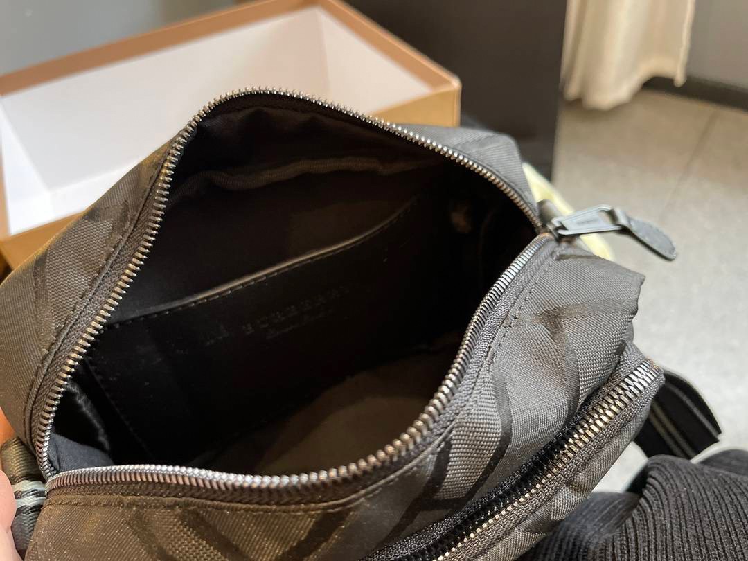 BURBERRY FRAGRANCES BELT BAG / Burberry Messenger nylon bag กระเป๋าสะพายข้างแบบ UNISEX ใช้ได้ทุกเพศ วัสดุไนลอน กันน้ำได้อย่างดี ลายสุดหรูตามแบบฉบับของแบรนด์