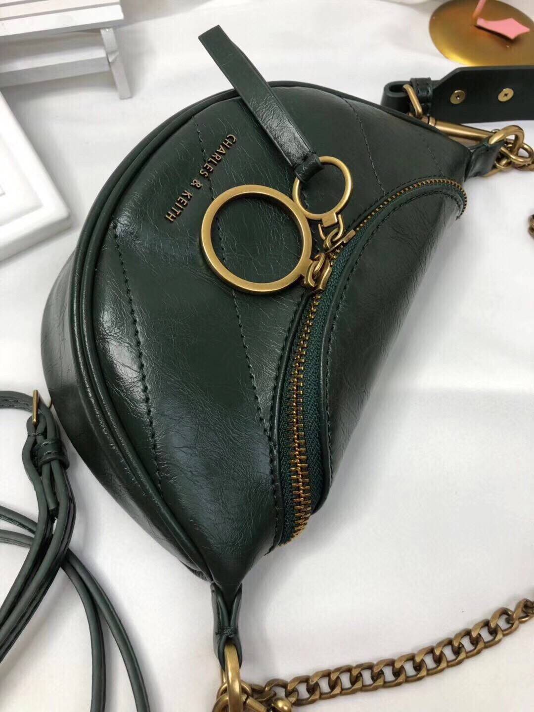 CHARLES & KEITH WRINKLED EFFECT RING ZIP TASSEL CROSSBODY BAG กระเป๋าสะพาย/คาดเอว/คาดอกรุ่นใหม่ล่าสุด เปิด-ปิดด้วยซิป ภายในโล่งกว้างมีช่องเล็กใส่บัตร จุของได้เยอะดีไซต์เก๋ไม่ซ้ำใคร สามารถสะพายได้หลายแบบไม่จำเจ ราคาสุดคุ้มห้ามพลาดค่ะ