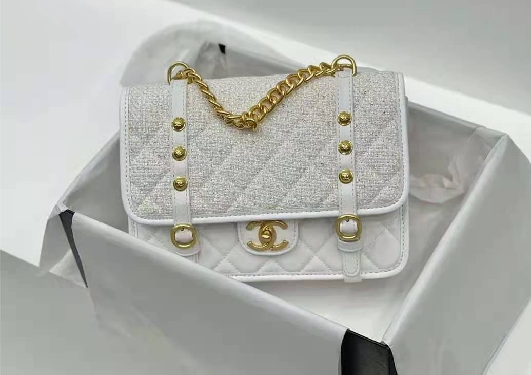 Chanel อเนกประสงค์ รุ่น Limited edition ลายตาราง ปักหมุดอะไหล่ทอง หนังแท้ น้ำหนักเบา มีช่องใส่ของจุกจิก เปิดปิดด้วยฝาปิดกระดุม มีช่องใส่บัตร ช่องซิป ช่องหลัง ใส่กระเป๋าสตางค์ใบยาว ได้ค่ะ ตัวจริงสวยมากๆถูกใจรีบจองนะคะ ใส่มือถือได้ทุกรุ่น สายสะพายโซ่+หนัง แ