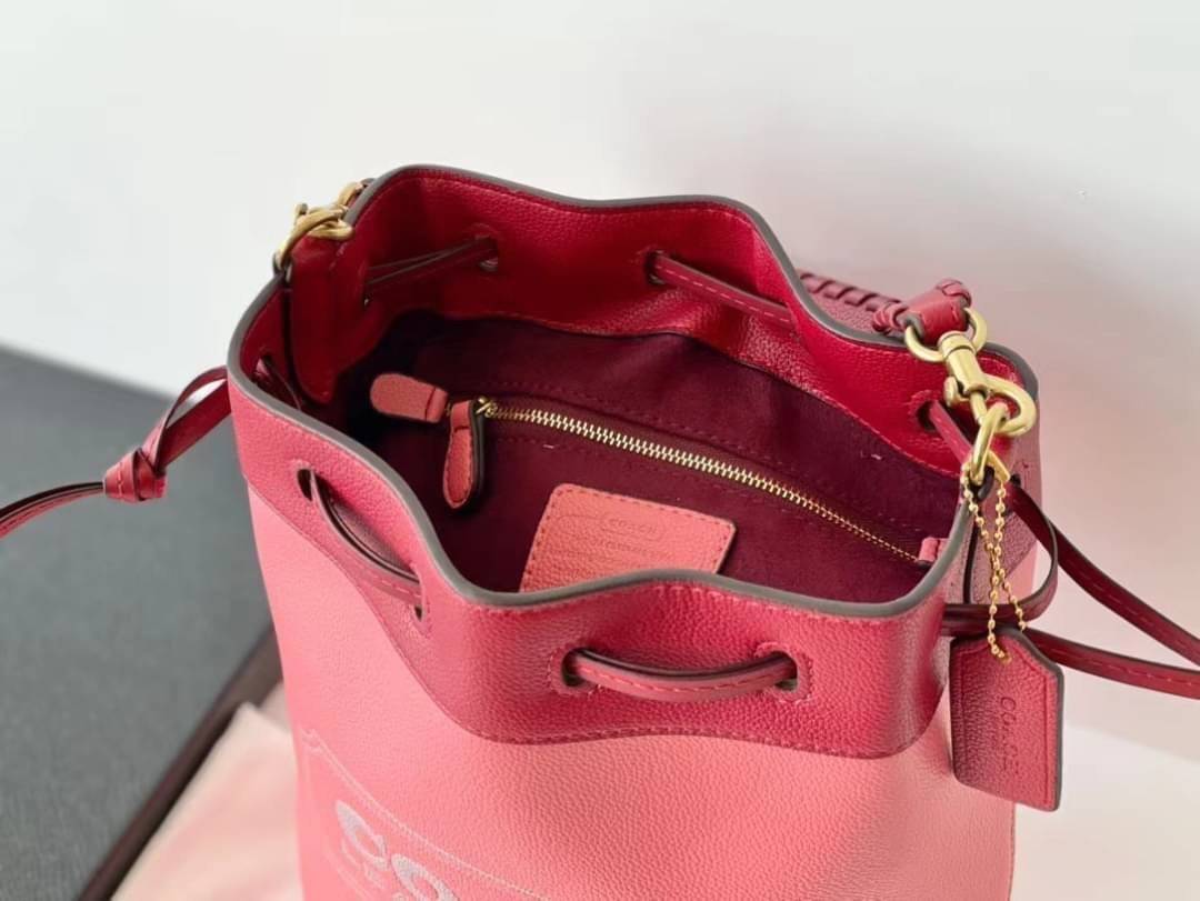 COACH Color-Block Leather Field Bucket Bag ((C3850//C3851)) พร้อมส่งที่ไทย กระเป๋าทรงขนมจีบ สุดฮิต ใช้ได้กับทุกๆวัน หนังแท้ลายหนังสวยนิ่มมือดีค่ะ ด้านหน้ามีโลโก้แบรนด์ตังใหญ่ ปากกระเป๋าแบบหูรูด ปล่อยหนังห้อยยาวลงมา ภายในกระเป๋ากว้างใส่กระเป๋าเงินใบยาวได้;