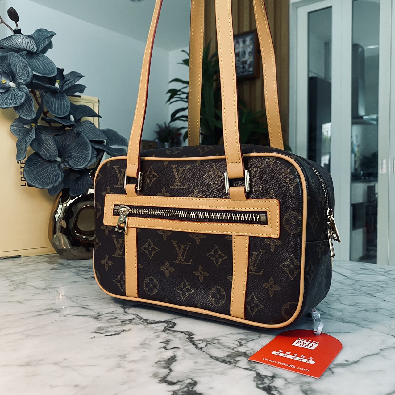 LV Cite Monogram Canvas Handbags หลงรักน้องเข้าแล้วค่า กับกระเป๋าสะพายวินเทจรุ่นยอดนิยม ทรงสะดวกใช้ ดีไซน์สุดคลาสสิค ใช้ได้ทุกวัน ใบจริงสวยน่าใช้มากๆ จัดให้ครบเซ็ท ล็อทนี้ราคาดีมาก สวยเกินราคา ตรงปก พร้อมเสิร์ฟความสวยให้ถึงบ้านไปเลยจ้า
