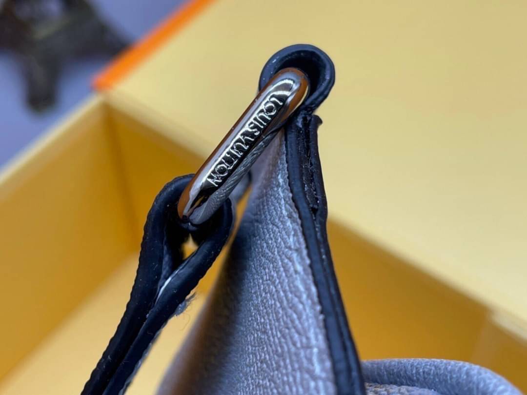 LV SLINGBAG OUTDOOR / LV Phone bag เกรดออริจินอล ใช้ได้ทั้งผู้หญิงผู้ชาย พร้อมส่งที่ไทย ภาพสินค้าถ่ายจากงานขายจริง ใช้งานต่างประเทศได้