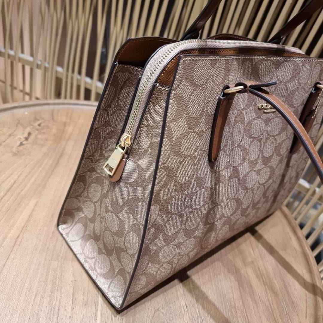 COACH C4075 TATUM CARRYALL IN SIGNATURE CANVAS คอลเลคชั่นใหม่ล่าสุด จัดมาให้ได้สวยก่อนใคร สวยหรูทุกสี!! ลุคผู้ดีต้องมาอีกหนึ่ง กระเป๋าสะพายทรงสวย ที่มาพร้อมสายสะพายไหล่ในตัว และสายครอสบอดี้สำหรับสะพายข้าง วัสดุหนัง crossgrain สวยคมมากๆ ตัวกระเป๋าถูกแบ่งเป