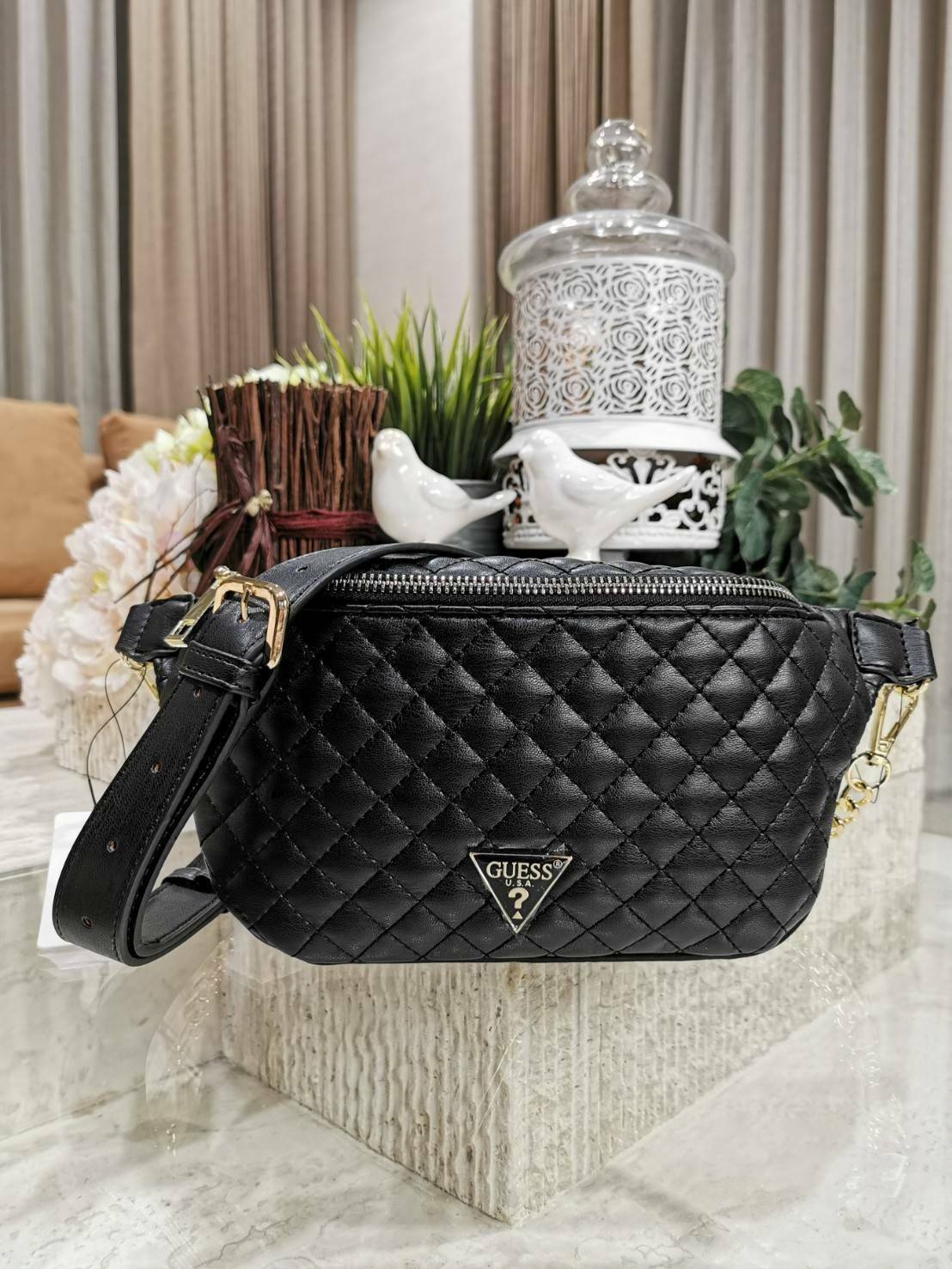 Guess Woman Factory Belt Bag กระเป๋าสะพาย/คาดเอว/คาดอก รุ่นใหม่ดีไซน์ยอดนิยมจาก GUESS FACTORY วัสดุหนังเเกะสังเคราะห์เนื้อหนานิ่มลายตาราง เปิดปิดด้วยซิปสะดวกใช้ ด้านหน้ามีโลโก้ ภายในมีโลโก้และช่องซิป มาพร้อมสายสะพายให้เลือกใช้ถึง2แบบไม่จำเจ ทั้งสายโซ่และส