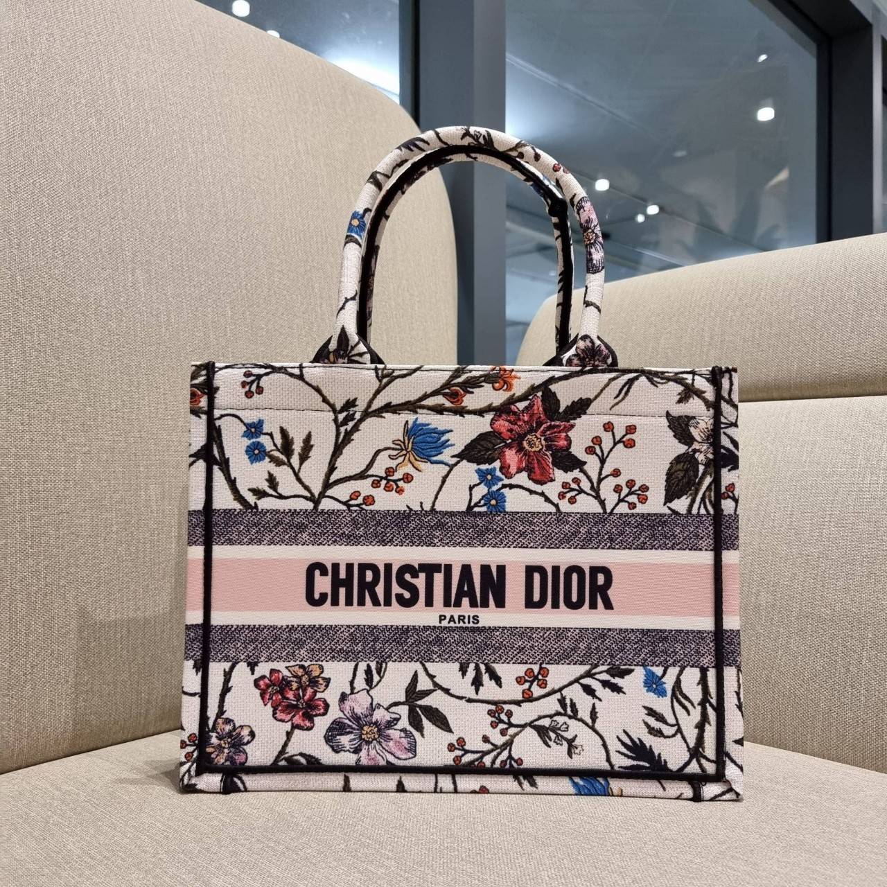VIP 】HOT ARRIVAL!! DIOR CD SHOPPING BAG WITH GWP กระเป๋าทรงช้อปปิ้งใบใหญ่ จุใจ!! พรีเมี่ยมกิ๊ฟรุ่นดับเบิ้ลฮอต ดีไซน์คลาสสิควินเทจ สวยหรู วัสดุผ้าแคนวาสลายกราฟฟิค ภายในโล่งกว้างมากๆ ใส่ของจุสุดๆ โน้ตบุ้ค ไอแพด กระเป๋าสตางค์ มือถือ หรือเสื้อผ้ายังได้ สะพายค