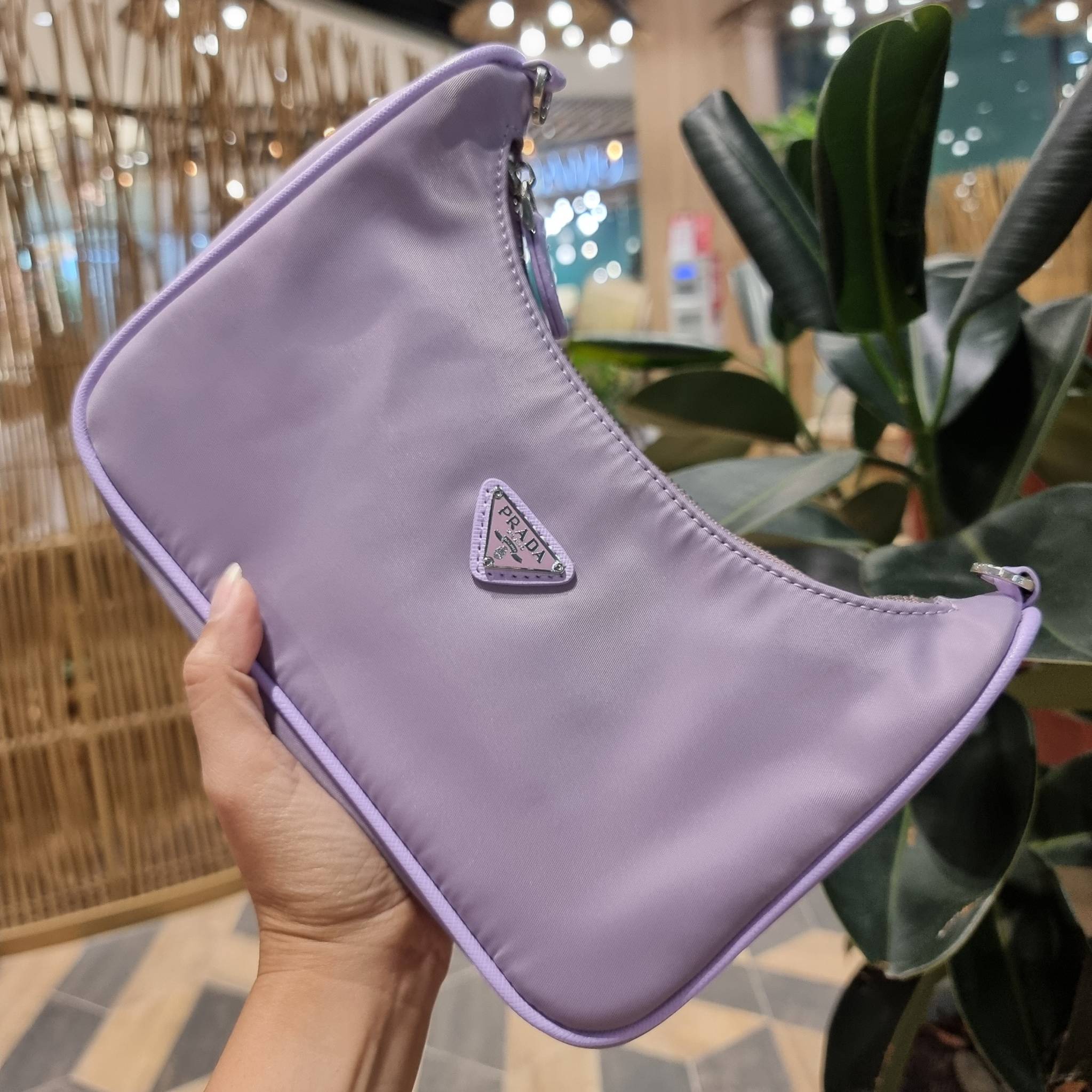 VIP 🥂 PRADA RE-EDITION 2005 RE-NYLON SHOULDER BAG ไอเท็มสุดปัง ที่ฮิตตลอดกาลไม่ว่าจะปีไหนๆ จัดให้ครบทั้งสีขายดีและสีใหม่ล่าสุด ที่สายคุณหนูห้ามพลาด!! กับกระเป๋าสะพายทรงคลาสสิค เหมาะเป็น everyday bag มากๆ วัสดุผ้าไนล่อนคุณภาพ พร้อมใบลูก ไว้ใส่เหรีย