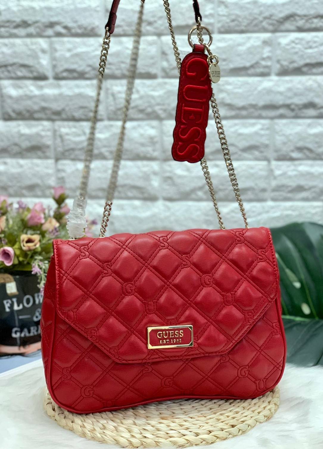 GUESS LOLLI CONVERTIBLE CROSSBODY BAG รุ่นแนะนำค่ะ!! กระเป๋าสะพายข้าง//ทบสายสะพายไหล่ได้ วัสดุหนังลายนวม ด้านหน้ามีอะไหล่โลโก้แบรนด์ เปิดปิดกระเป๋าแบบกระดุมแม่เหล็ก ภายในกว้างสามารถใส่ของจุ ใส่กระเป๋าสตางค์ใบยาวได้ค่ะ มีช่องซิปและช่องเล็กใส่ของจุกจิกน่ะค่