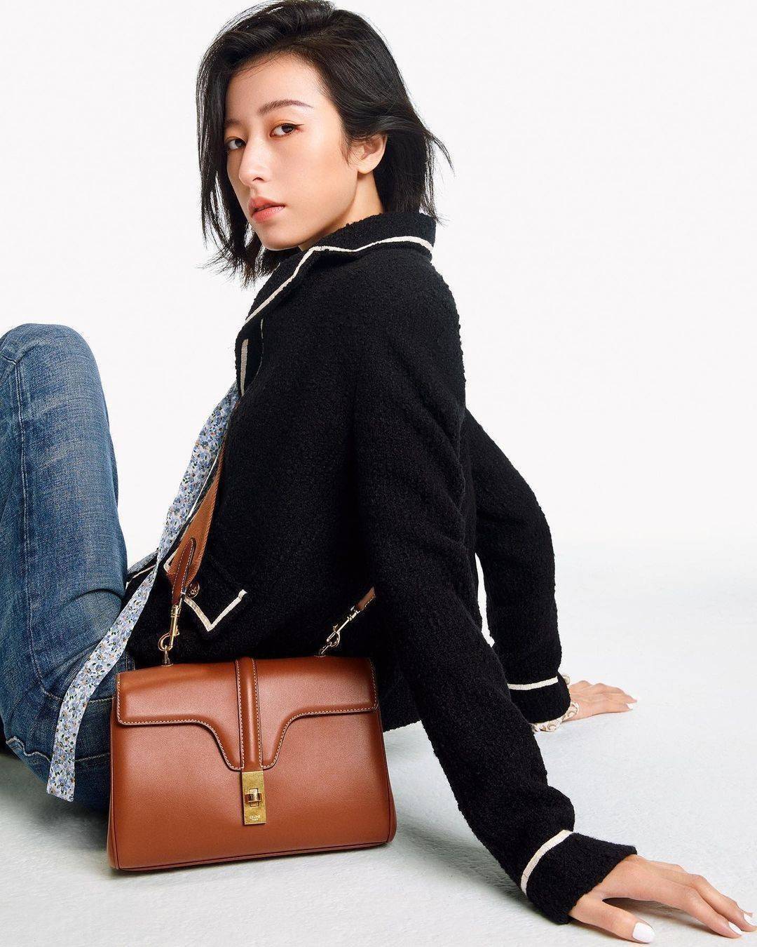 พร้อมส่งความสวย✴️นาทีนี้ต้อง CELINE TRIOMPHE CROSSBODY BAG SMOOTH CALFSKIN VIP GIFT WITH PURCHASE-GWP พรีเมี่ยมกิ๊ฟ Limited Edition จาก CELINE PERFUME DUTY FREE COUNTER วัสดุ หนังแท้ CALFSKIN ดีไซน์สวยหรูสุดคลาสสิคหนังเรียบสวยอยู่ทรงเปิดปิดด้วยฝาปิ