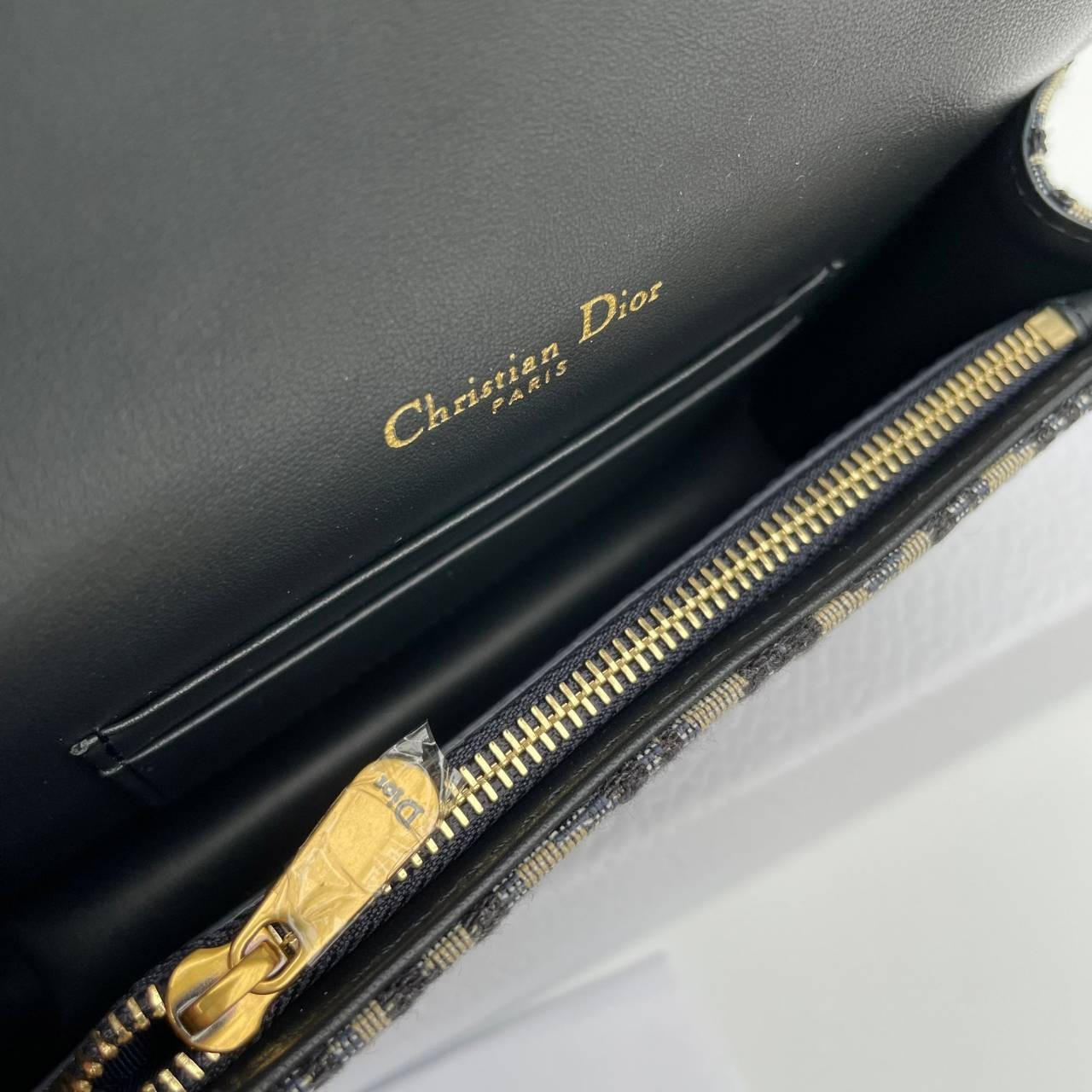 หนังแท้ DIOR SADDLE BELT POUCH Blue Dior Oblique Jacquard กระเป๋าคาดคาอก/คาดเอว เป็นทางเลือกที่ทันสมัยสำหรับกระเป๋าแบบคลาสสิก ตัดเย็บจากผ้าแจ็คการ์ด Dior Oblique โทนสี Navy Blue เข็มขัดถอดออกได้จะช่วยเสริมลุคให้ทุกชุด กระเป๋าคาดเอวจะสะพายไหล่ สะพายข้าง หร