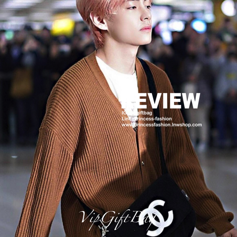 สีดำ MUST HAVE ITEM 2019 !! รุ่นยอดฮิตของ *วัยรุ่นสายสตรีท ทั่วโลก จากงาน CHANEL VIP GIFT *ของแท้100% *มีป้ายNOTFORSALE เป็นกระเป๋า ใบสวยรุ่นหายาก ขนาดกำลังดี ใช้ได้ทั้งหญิงชายเลยค่ะ ขนเฟอร์นิ่มมากกก เก็บของอย่างดี น้ำหนักเบา ด้านในมีช่องใส่ของจุกจิก MIX