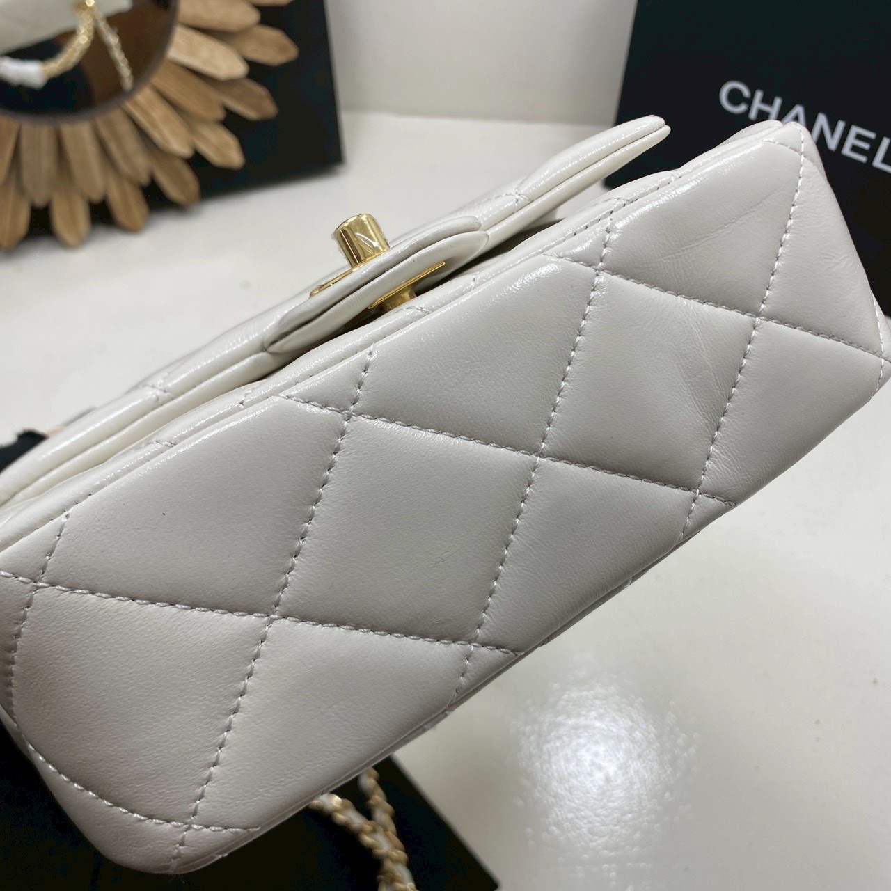 ORI หนังแท้ | Chanel Small Flap Bag with Top Handle 20cm กระเป๋าสะพายดีไซน์คลาสสิก หูจับแต่งโซ่สีทองหรูหรา เรียบหรูดูแพง