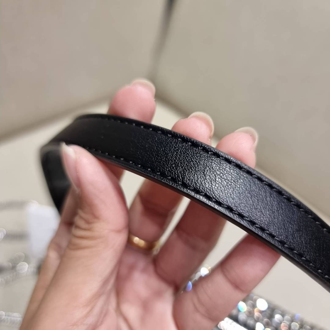 ALEXANDER WANG HEIRESS POUCH IN RHINESTONE MESH จัดให้แบบสุดตัว กับไอเท็มที่สาวๆต่างเรียกร้อง กับกระเป๋าพอชตกแต่งพลอยเทียม หรูหรา โดดเด่น ดูแพง ด้วยการตัดเย็บเรียงร้อยลงบนตาข่ายเนื้อละเอียด ทำให้ดูดีมีราคางดงามจริงๆ เปิด-ปิดด้วยซิป ขนาดกำลังสวย ภายในเป็นช