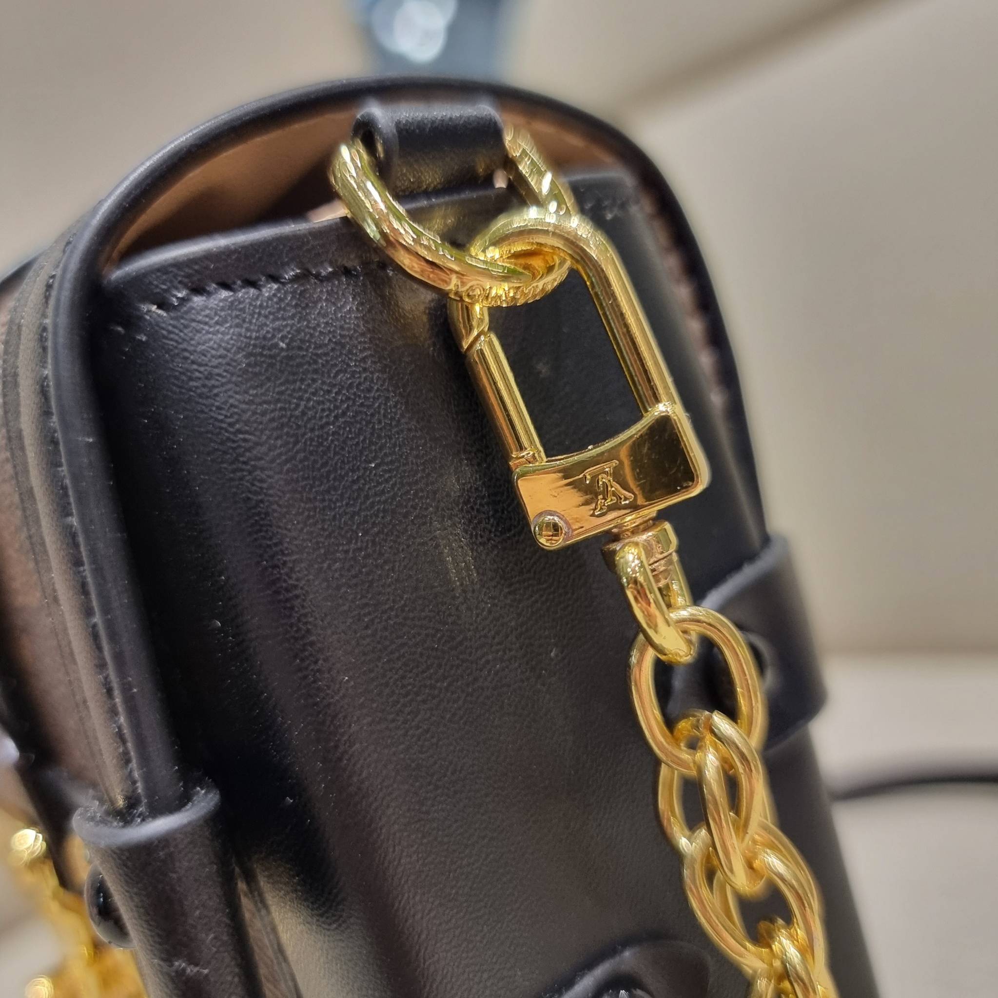 VIP 🥂 LV VERTICAL TRUNK POCHETTE ฮิตไอเท็มที่ใครๆก็อยากครอบครอง กระเป๋าทรงทรังค์ ยูนิเซ็กส์ที่ใช้ได้ทั้งชายและหญิง ด้วยดีไซน์คลาสสิคแฝงดีเทลความเป็นผู้ดี ทำให้ใบนี้ดูโดดเด่นและเป็นเอกลักษณ์ วัสดุหนังแคนวาสสลับหนังแท้ เปิด-ปิดด้วยอะไหล่แบบกดล็อค แน