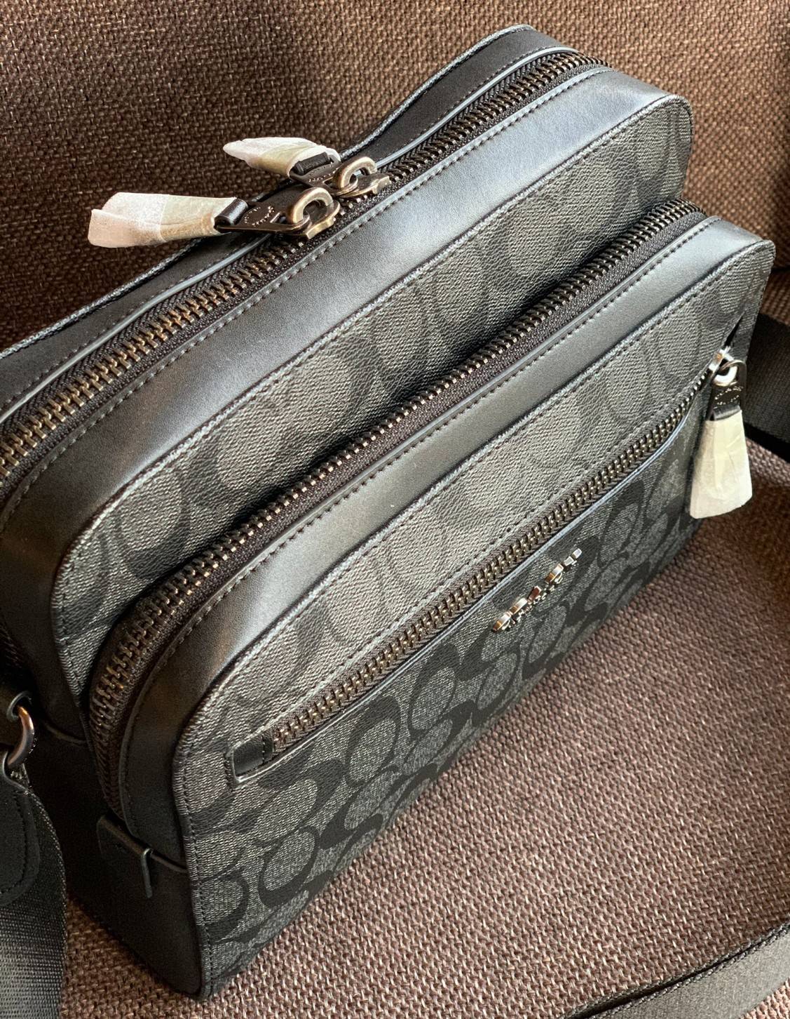 พร้อมสีออกใหม่ ห้ามพลาดค่าา!! COACH WEST CAMERA BAG IN SIGNATURE ((91485)) 🔺กลับมาตามคำเรียกร้องค่าา! กระเป๋าสะพายผู้ชาย((ผู้หญิงก็ใช่สวยทีเดียวค่ะ😘)) หนังแท้ ล่ยหนังCanvasสวยค่ะ มีช่องซิปหน้า//ช่องซิปกลางกว้าง//ช่องหลักแบบซิปคู่ ใส่สัมภาร