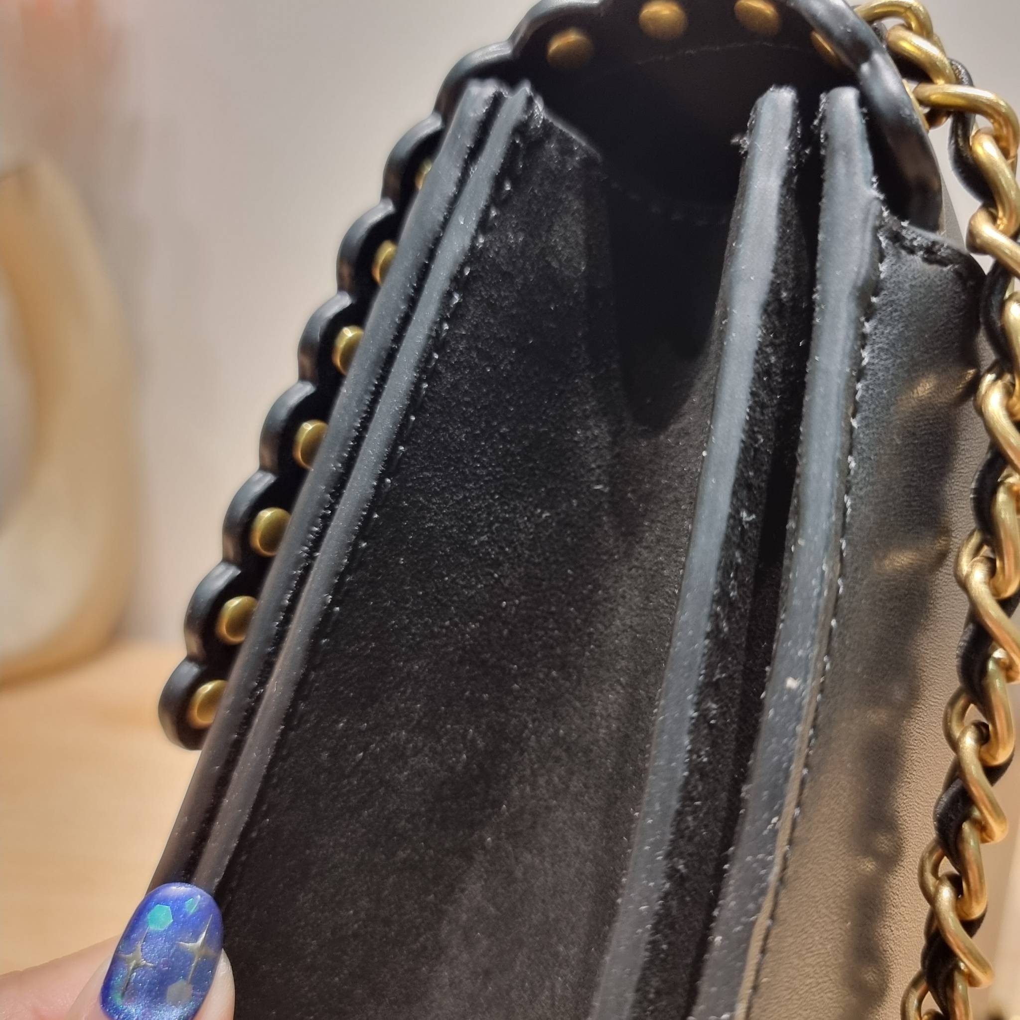 TORY BURCH BRITTEN STUDDED CROSSBODY BAG / Tory Britten Small Adjustable Shoulder Bag คอลเลคชั่นผู้ดี ดีไซน์ใหม่ล่าสุด กระเป๋าสะพายตัวท็อป ที่ตกแต่งด้วยโลโก้และหมุดสวยงาม เพิ่มดีเทลเป็นกิมมิคไม่ซ้ำใคร สายสะพายก็เลิศ