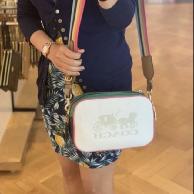 COACH JES CROSSBODY IN COLORBLOCK((72704)) พร้อมส่งอีกครั้ง ห้ามพลาดก่อนหมดค่ะ! กระเป๋าสะพายข้าง//หรือครอสบอดี้ร์ หนังแท้นิ่ม ลายหนังสวยงาม ด้านหน้ามีโลโก้แบรนด์แบบรถม้าเก๋ไก๋ค่ะ มี2ช่องซิปหลักให้ใส่ของ;สามารถใส่กระเป๋าเงินใบยาวได้;ของอื่นๆได้หลายอย่างเลย