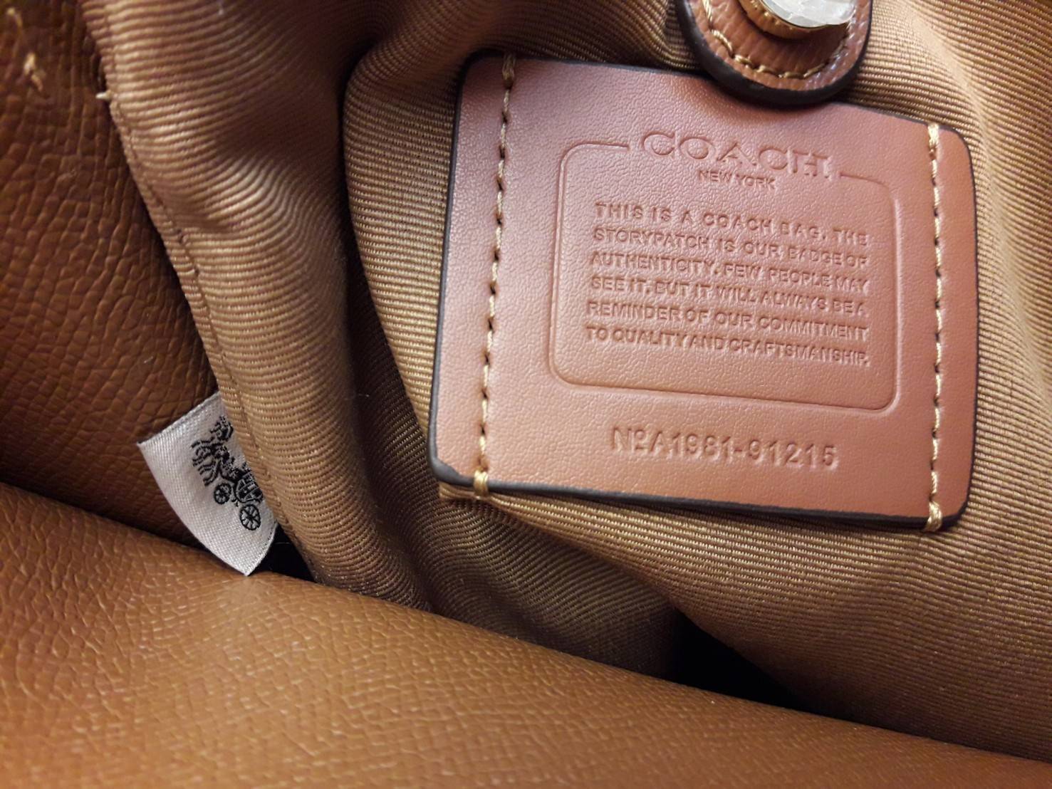 ใบใหญ่ 10" COACH TOWN BUCKET BAG IN SIGNATURE CANVAS (COACH 91512) 🌺 เป็นสีที่ขายดีมากๆ และหายากมากๆด้วย!! //ขนาด 10 นิ้ว ใส่ของได้จุใจ!! //กระเป๋าสะพายข้าง //วัสดุหนังแคนวาสอย่างดี หนังสวย อยู่ทรง มีสายสะพายยาว ใช้สะพายเป็นคลอสบอดี้ได้ สายยา