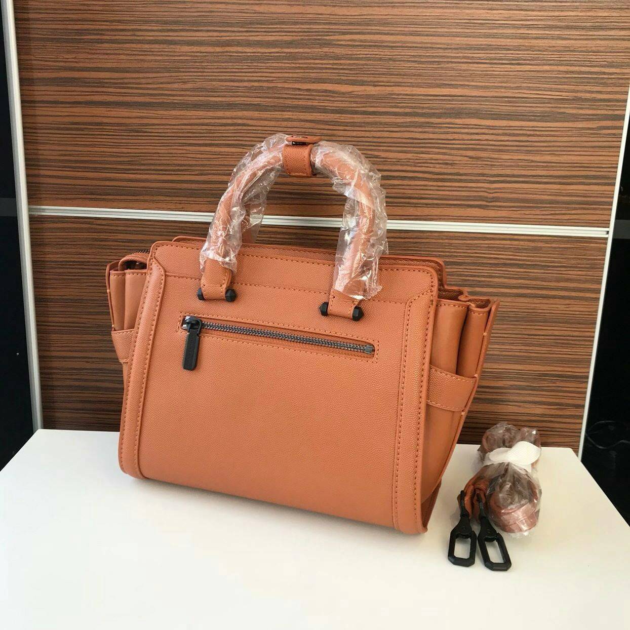 CHARLES & KEITH TRAPEZE BAG Best sellwr ! กระเป๋าถือหรือสะพายรุ่นยอดนิยมดีไซน์สวยหรูวัสดุหนัง คาเวียร์อยู่ทรง ด้านข้างเเต่งหนังช่องตัดดูมีดีเทล ด้านหน้าสกรีนโลโก้ ด้านหลังมีช่องซิป เปิดปิดด้วยซิปหัวซิป ปัํ๊มโลโก้ หูจับเเข็งแรง พับลงได้ พร้อมสายสะพายหนังปร