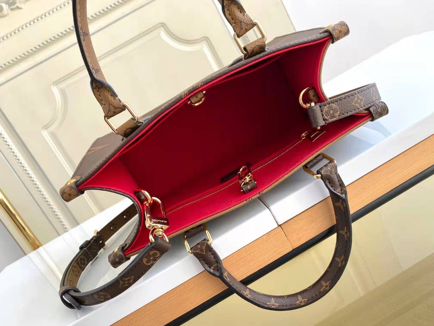 หนังแท้ LOUIS VUITTON ONTHEGO 10" / LV ONTHEGO พร้อมส่งที่ไทย งานหนังแท้ทั้งใบ ออริจินอลเกรด ภาพสินค้าถ่ายจากงานขายจริง ใช้งานต่างประเทศได้