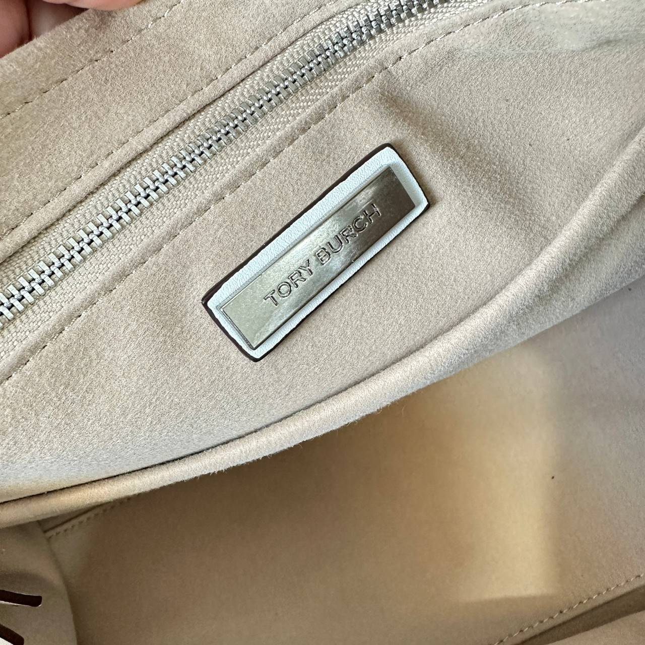 Tory Burch Small T Monogram Denim Tote / Tory Burch Demim Jacquard Small Tote คอลเลคชั่นใหม่ กระเป๋าทรงโท้ท ทรงสี่เหลี่ยมใบใหญ่ วัสดุผ้าเดนิมสลับหนังแท้ ภายในช่องโล่งกว้างจุได้เยอะ