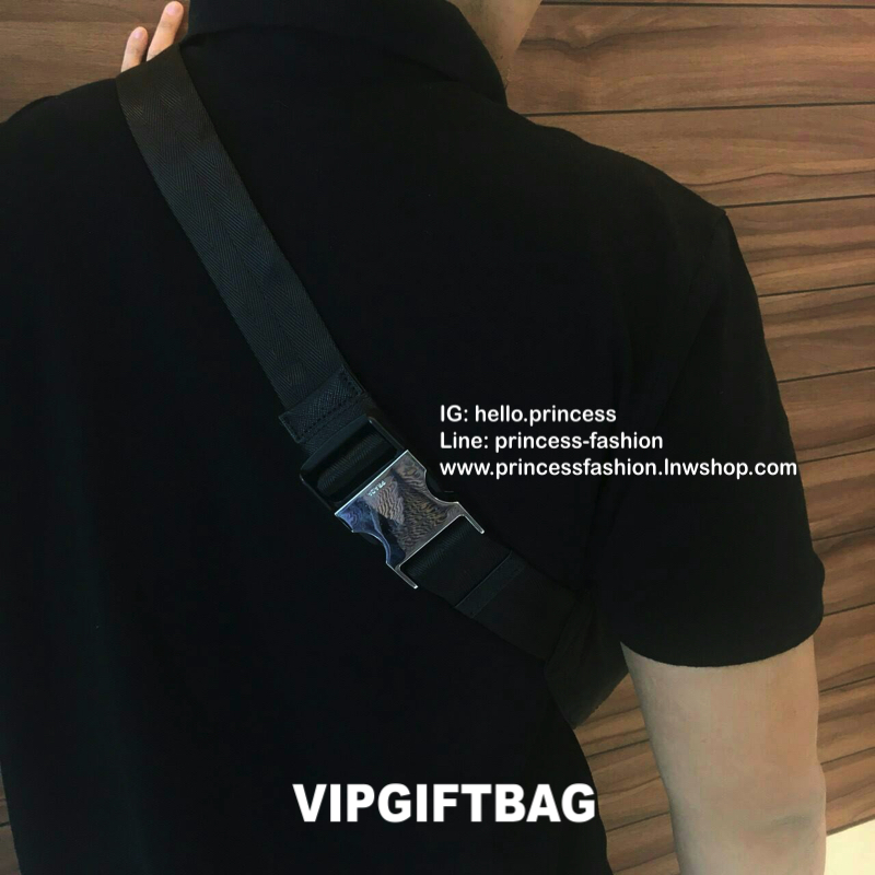 Must Have Now อีกหนึ่งรุ่น Prada เหมาะกับท่านชาย เป็นอย่างยิ่ง กับกระเป๋าคาดอก / คาดเอว ทรงสวย จากงานพรีเมี่ยมกิ้ฟจากแบรนด์ PRADA ทรงฮิต วัสดุผ้า NYLON คุณภาพดี กันน้ำ100% ใส่ของได้หลากหลาย ตัวกระเป๋าอะไหล่สีเงิน ตัวล้อคปั้มจมแบรนด์สุดหรู ด้านมาพร้อมซิปด้