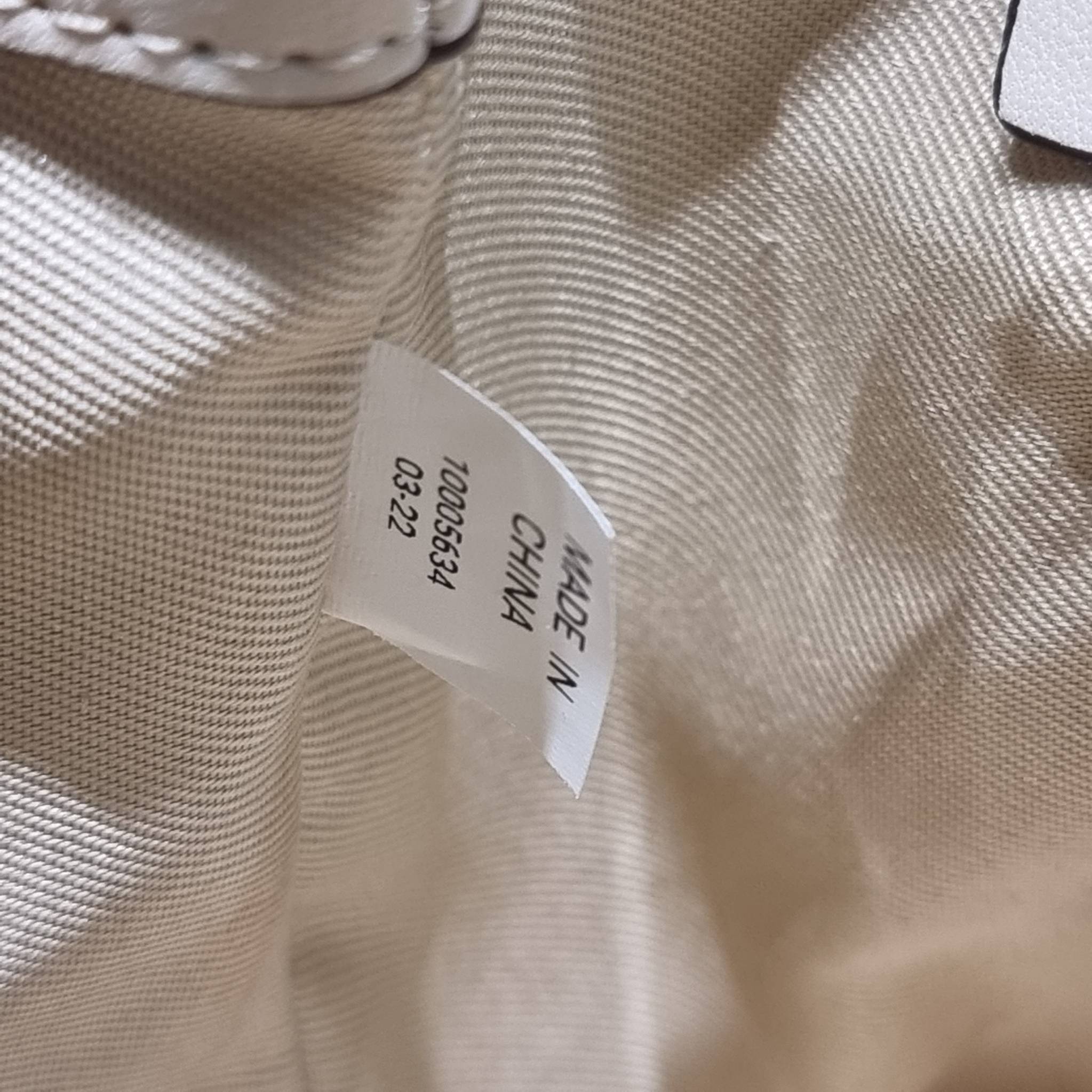 TORY BURCH FLEMING SOFT CONVERTIBLE SHOULDER BAG รุ่นหายาก กับดีไซน์ใหม่ล่าสุด มาพร้อมเสิร์ฟความสวยถึงบ้านไปเลย กับกระเป๋าสะพายไหล่ขนาดกำลังสวย หนังแท้นิ่มเต็มใบ สัมผัสสบายมือ