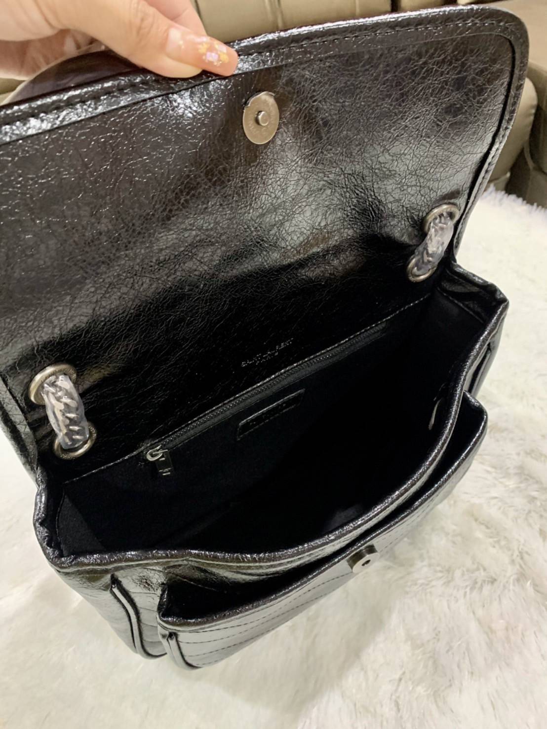 VIP 】Saint Laurent Niki shoulder bag VIP GIFT WITH PURCHASE (GWP) พรีเมี่ยมกิ้ฟ Limited Edition จาก YSL DUTY FREE COUNTER กระเป๋าสะพายรุ่น Niki จาก Saint Laurent โดดเด่นด้วยโครงสร้างทำจากหนังวัว หนังมันเงา นิ่ม งานสวยมากๆ ค่ะ อะไหล่สีดำ ด้านหน้าประดับโลโก