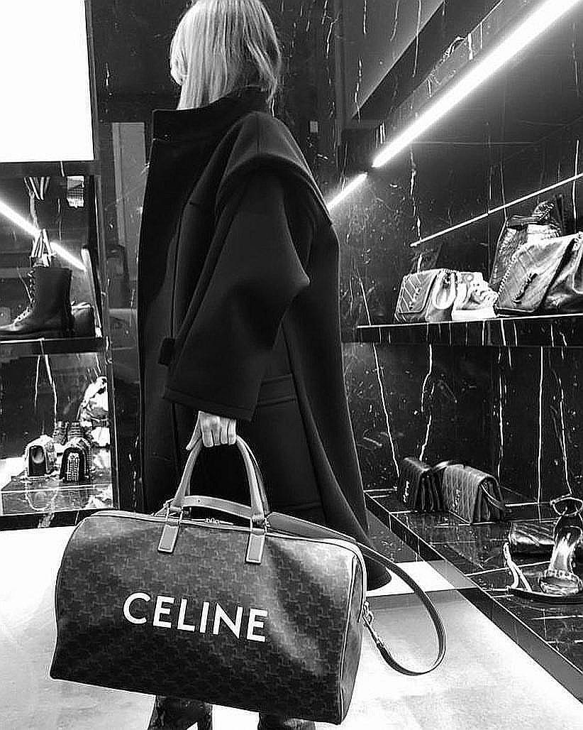 CELINE TRIOMPHE CANVAS BOSTON TRAVEL BAG VIP GIFT WITH PURCHASE (GWP) Limited Edition จาก CELINE PERFUME DUTYFREE วัสดุ TRIOMPHE CANVAS ใบใหญ่จุสัมภาระได้เยอะสุดๆหนังขึ้นลาย Signature สวยหรูสุดคลาสสิค ดีไซน์ไม่มีเอ้าท์ เปิดปิดด้วยซิปแบรนด์พร้อม Tag ห้อยแม