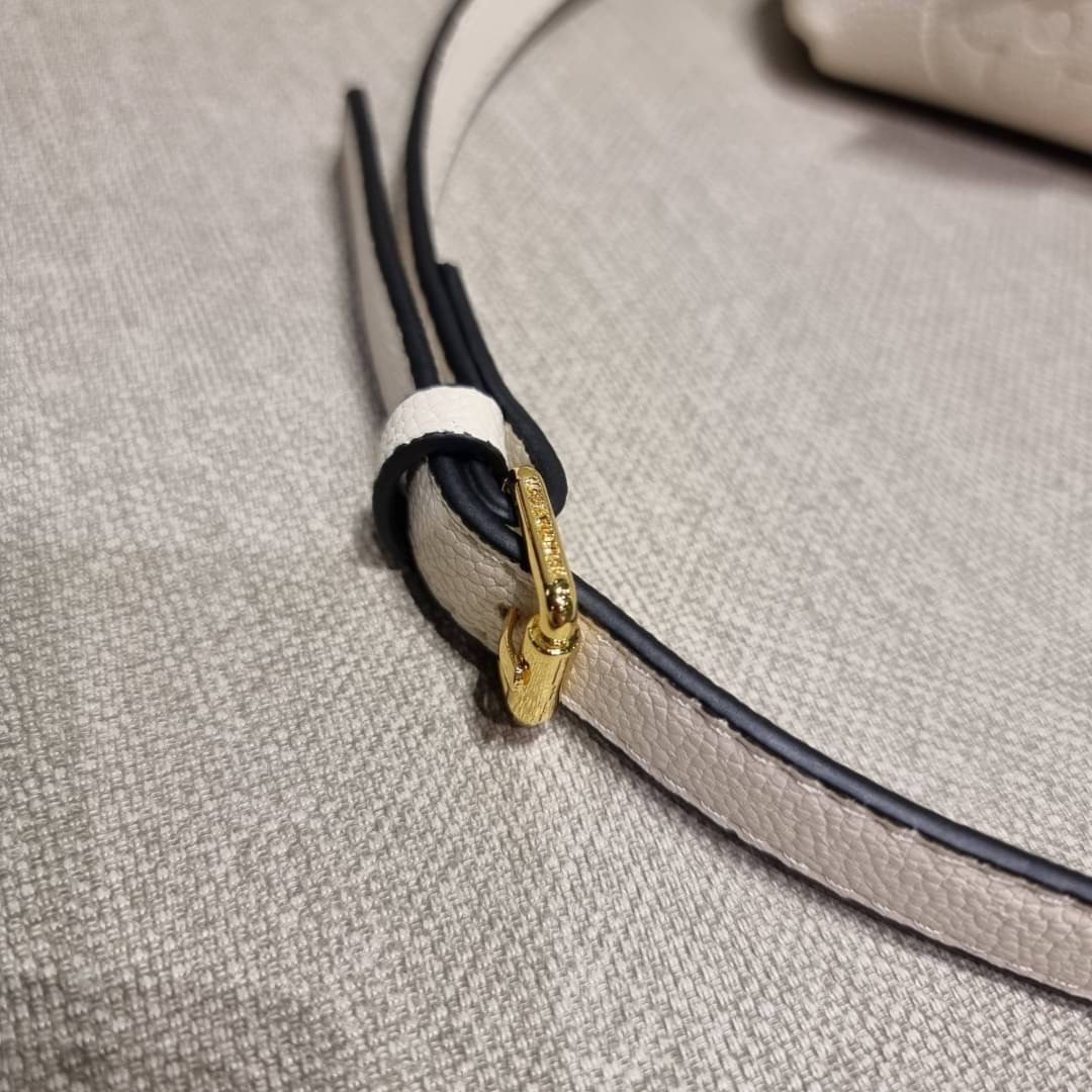 VIP 🥂 LV MADELEINE BAG ใหม่ล่าสุด อีกหนึ่งรุ่นคลาสสิคหายาก ที่สาวๆรอคอย กระเป๋าถือ/สะพายข้าง ดีไซน์เรียบง่าย แต่เต็มไปด้วยดีเทลความหรู วัสดุหนังวัวปั๊มลายเอกลักษณ์ เปิด‐ปิดด้วยอะไหล่กดล็อคสีทองหรู และมีพวงหนังห้อยพิเศษแถมมาให้ด้วย ภายในแบ่งสัดส่วน