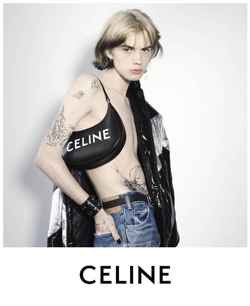 CELINE SHOULDER BAG VIP GIFT WITH PURCHASE (GWP) พรีเมี่ยมกิ๊ฟ Limited Edition จาก CELINE HAUTEPARFUME DUTYFREE COUNTER ดีไซน์ยอดนิยมหนังนิ่มสวยอยู่ทรงเปิดปิดด้วยซิปอะไหล่เงิน ภายในโล่งกว้างมีช่องเล็กสามารถใส่มือถือกระเป๋าสตางค์ใบยาวของใช้ได้จุ หูหิ้วหนัง