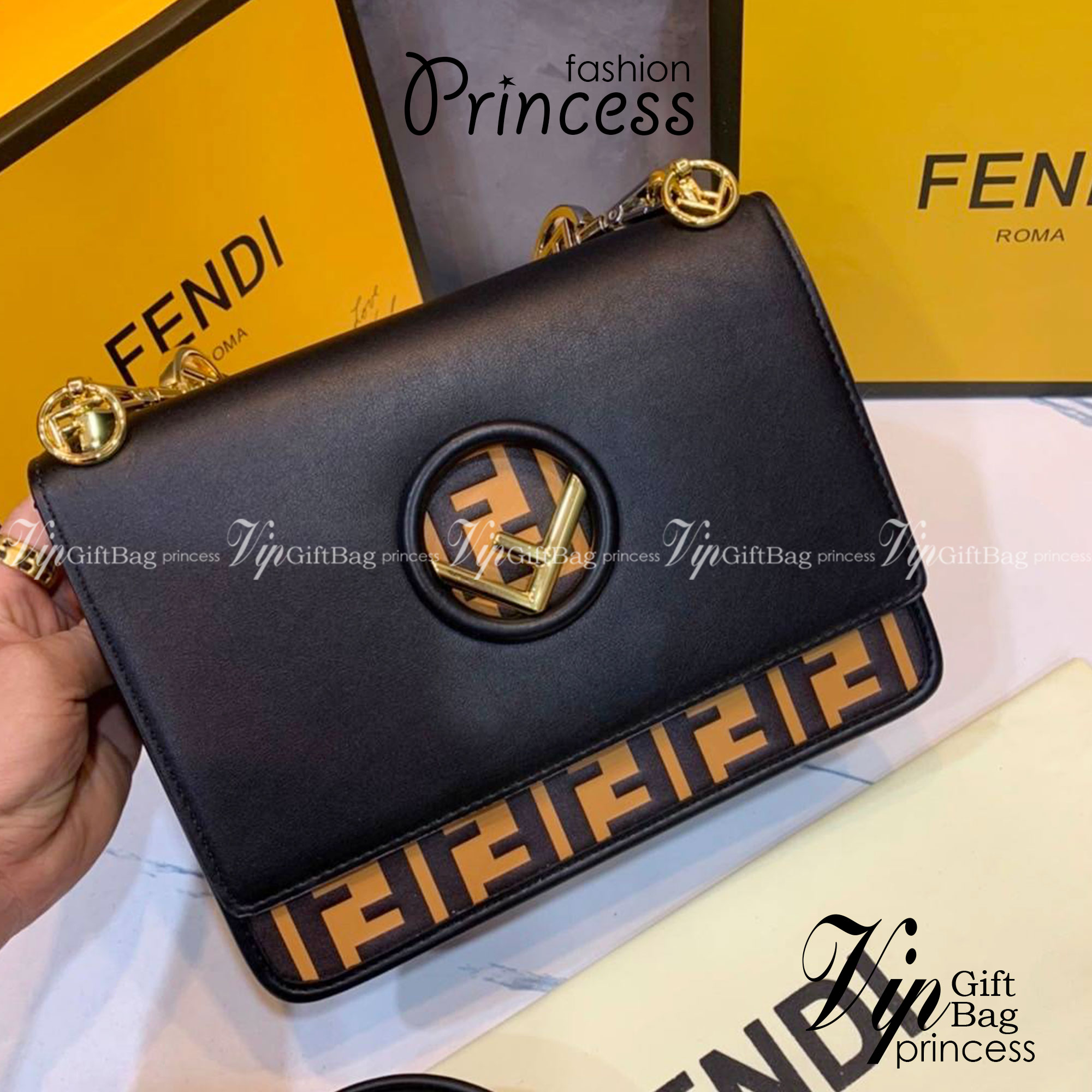 FENDI KAN leather bag เกรดออริจินอล ด้วยสีและลวดลายคลาสสิกตามแบบแบรนด์ เข้าได้กับสาวๆ ทุกสไตล์ บ่งบอกความเป็น FF ได้อย่างสมบูรณ์แบบ โทนสีแมตช์กับเสื้อผ้าได้ง่าย เสริมลุคสาวมั่นก็ลงตัว หรือเปลี่ยนมาติดสายสะพายยาวเพื่อสะพายคาดลำตัวก็ได้ความชิลและคล่องตัวไปอ