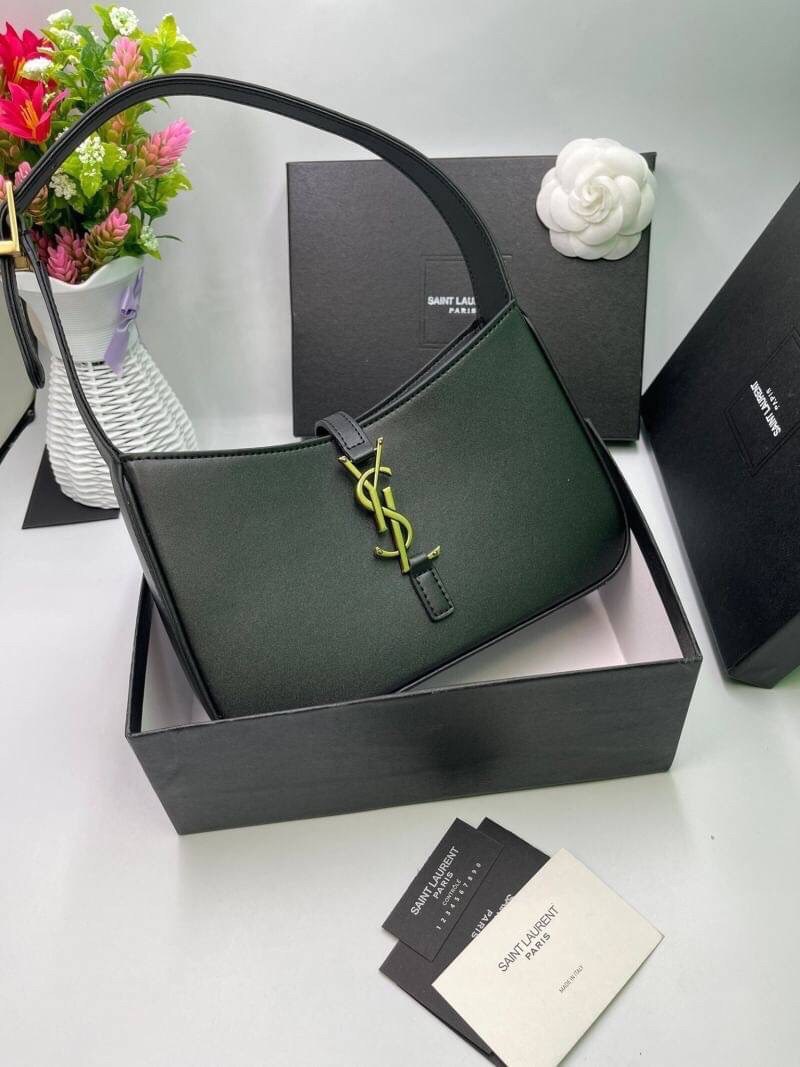3สี VIP GIFT 】หนังแท้ Saint Laurent Le 5 à 7 Leather Hobo Bag รุ่นยอดนิยม รุ่นหายาก รุ่นที่สาวๆตามหา ใบนี้เลย!! สวยหรู กระเป๋าสะพายไหล่ ดีไซน์อยู่ทรง คลาสสิคแฝงความหรูด้วยโลโก้สีทองอร่ามโดดเด่น วัสดุหนังเรียบ สาวๆที่รออยู่ต้องรีบจัด รีบมีเป็นของตัวเองกันน