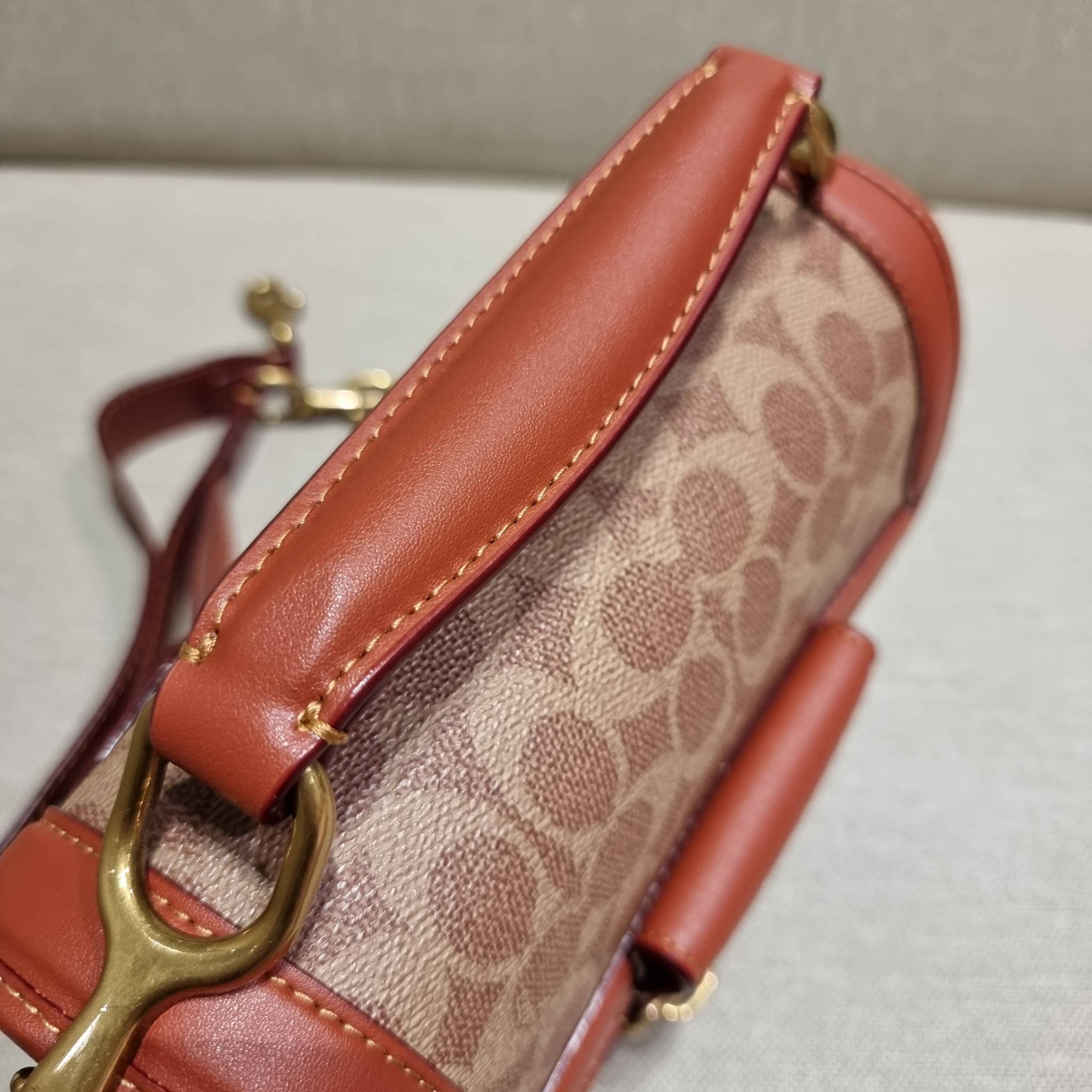 COACH C8449 HERO SHOULDER BAG / COACH C8450 HERO SHOULDER BAG IN SIGNATURE CANVAS ดีไซน์ใหม่ล่าสุด ที่มาพร้อมความหรูยกระดับ กระเป๋าถือ/สะพายข้าง ออกแบบทรงสวย คลาสสิค ขนาดกำลังพอดี ไม่ว่าจะถือ หรือสะพายสายครอส ก็ดูดีแบบไม่ต้องแต่งเติม วัสดุหนังแท้เต็มใบ ฝา