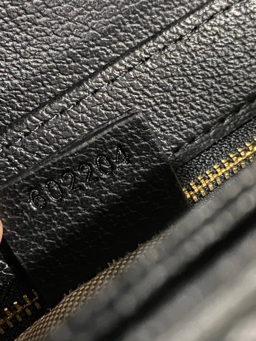 GUCCI Horsebit 1955 shoulder bag กระเป๋าสะพายสุดหรู ผ้า GG เดนิมแจ็คการ์ด ดีไซน์ร่วมสมัยผ่านการออกแบบใหม่ด้วยผ้าเดนิม ถ่ายทอดความรู้สึกเกี่ยวกับการละทิ้งกฎเกณฑ์เดิมๆ ของแฟชั่นผ่านการออกแบบ โดยแบรนด์ถ่ายทอดแนวคิดที่ว่าชิ้นงานควรอยู่เหนือกาลเวลา