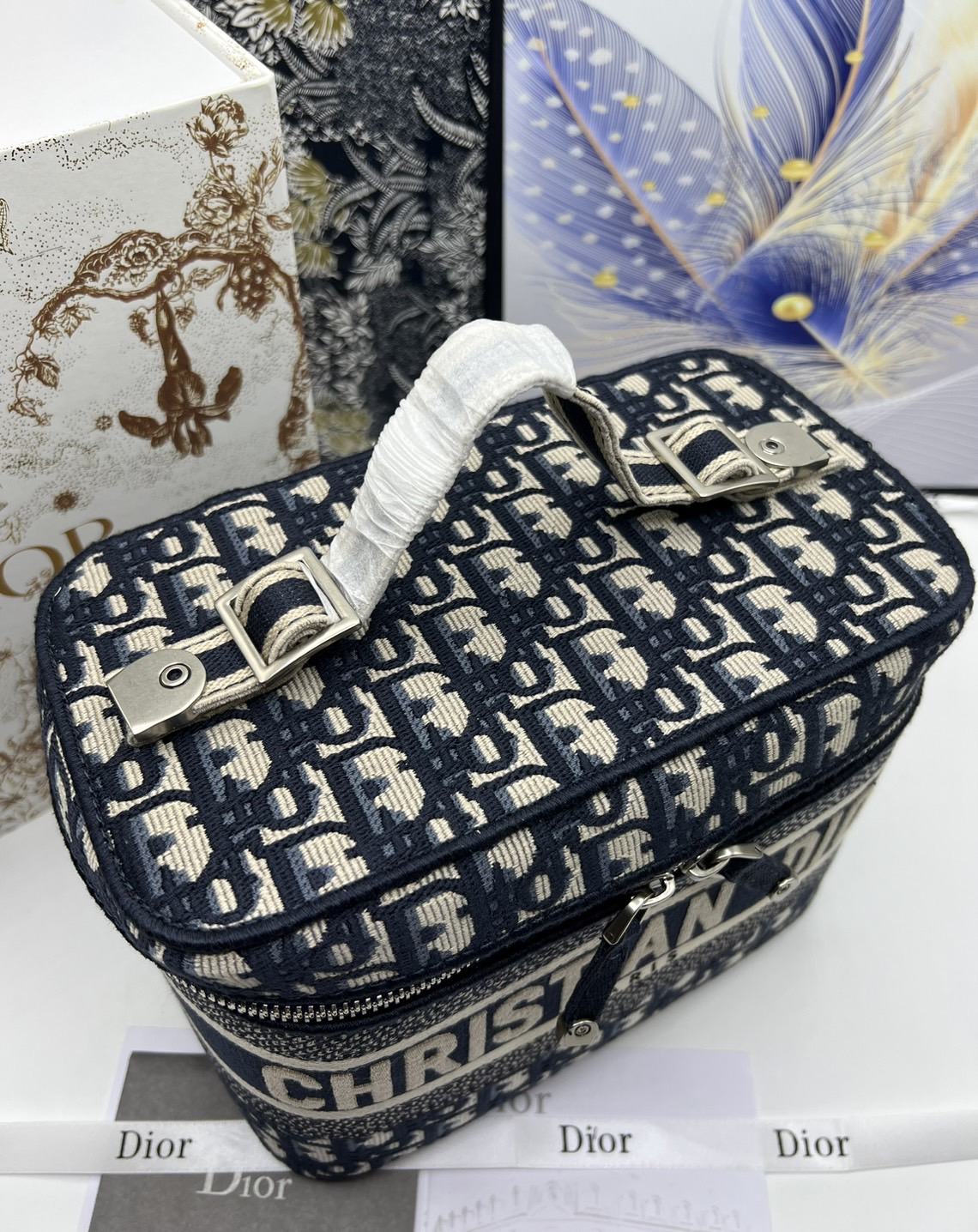 22cm Medium DiorTravel Vanity Case กระเป๋าใส่เครื่องสำอางใบกลาง จุของได้เยอะ มาพร้อมกับลวดลาย Oblique ปักอย่างประณีตและประดับด้วยสัญลักษณ์ Christian Dior Paris มาพร้อมสายสะพายและหูจับในตัว