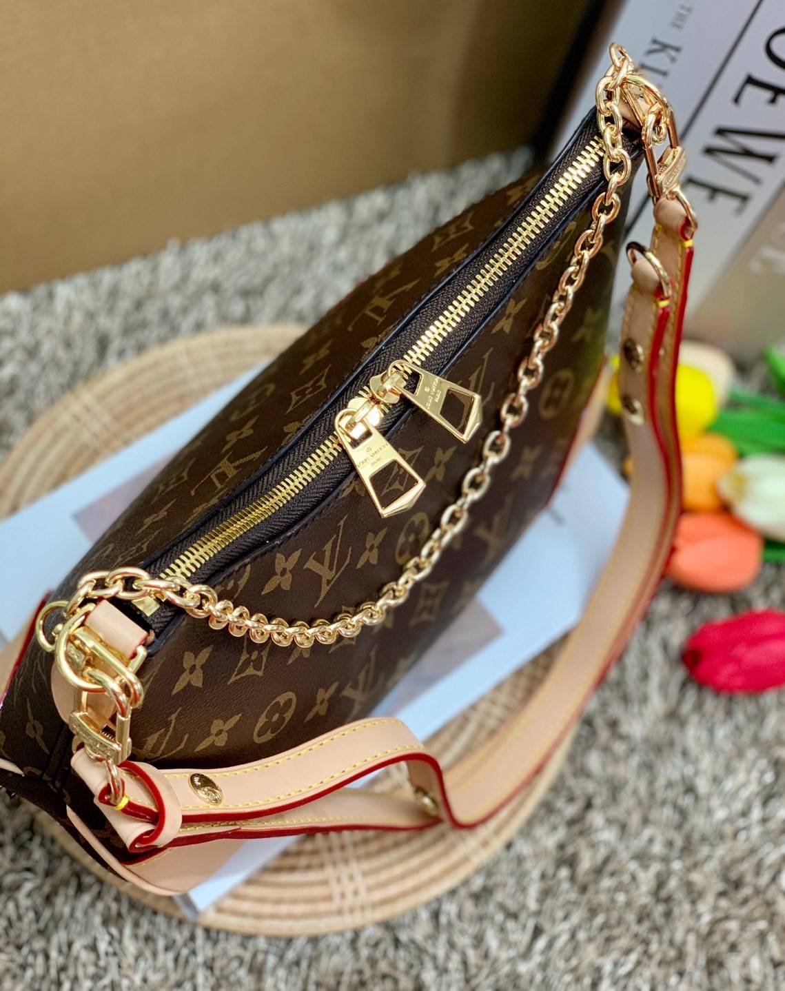 รุ่นฮิตปี2021 สะพายได้ทั่วโลกค่ะ!! LOUIS VUITTON BOULOGNE M45832 พร้อมส่ง! LV PREMIUM GIFT ตปท.!! กระเป๋าหิ้ว//สะพายข้างได้ หนังแกะ ทรงสวยมากๆค่ะ เปิดปิดกระเป๋าแบบซิปคู่ อะไหล่ทองแววหรูหรามากๆ