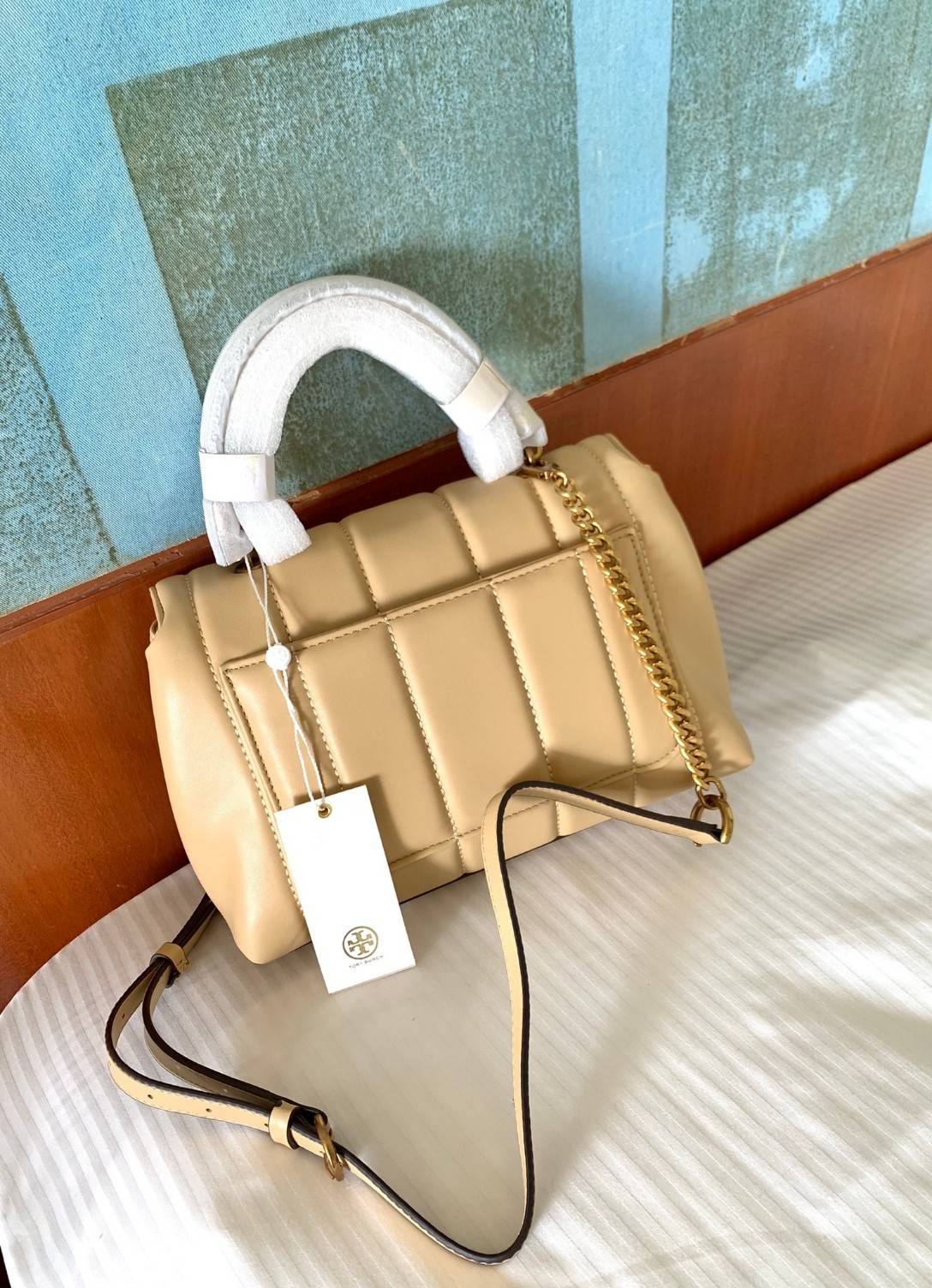 TORY BURCH KIRA QUILTED SMALL BAG พร้อมส่งที่ไทย ไม่ผิดหวังแน่นอนค่ะ! กระเป๋าหิ้วหรือสะพายข้างได้ วัสดุหนังแกะแท้ทั้งใบ ((หนังแกะจะมีคุณภาพดีเงานิ่มและแพงกว่าหนังวัวจ้า)) หนังนิ่มสวยงามมากๆค่ะ เปิดปิดกระเป๋าแบบหมุนล็อคแบบโลโก้แบรนด์ ใช้อะไหล่คลาสสิคดูหรูเ