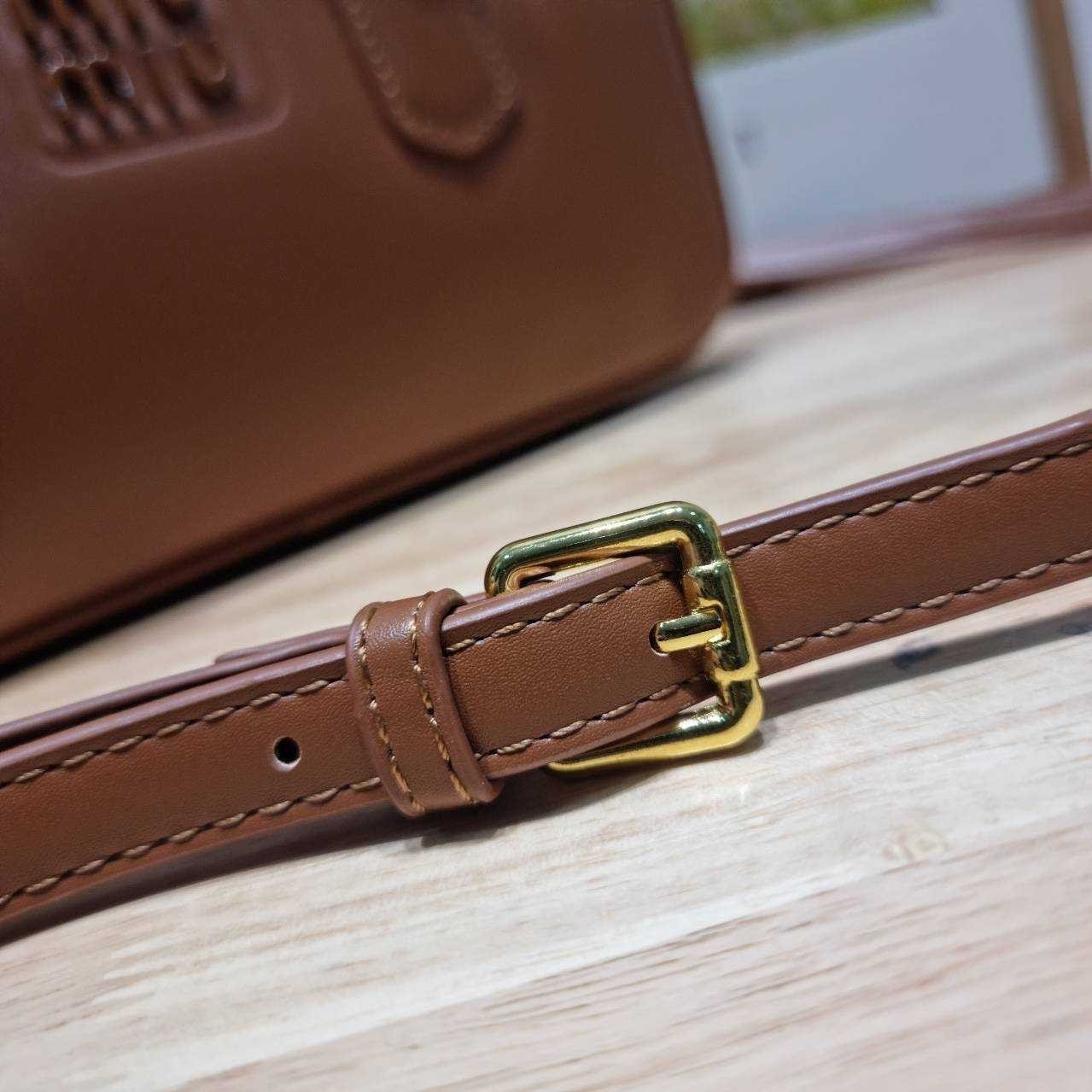 MIU MIU ARCADIE LEATHER BAG M, Geniş 27cm กระเป๋าถือ/สะพายสุดชิค น่ารักๆเก๋ๆ ดีไซน์เรียบแต่มากมีอยู่จริง สวยดูแพง