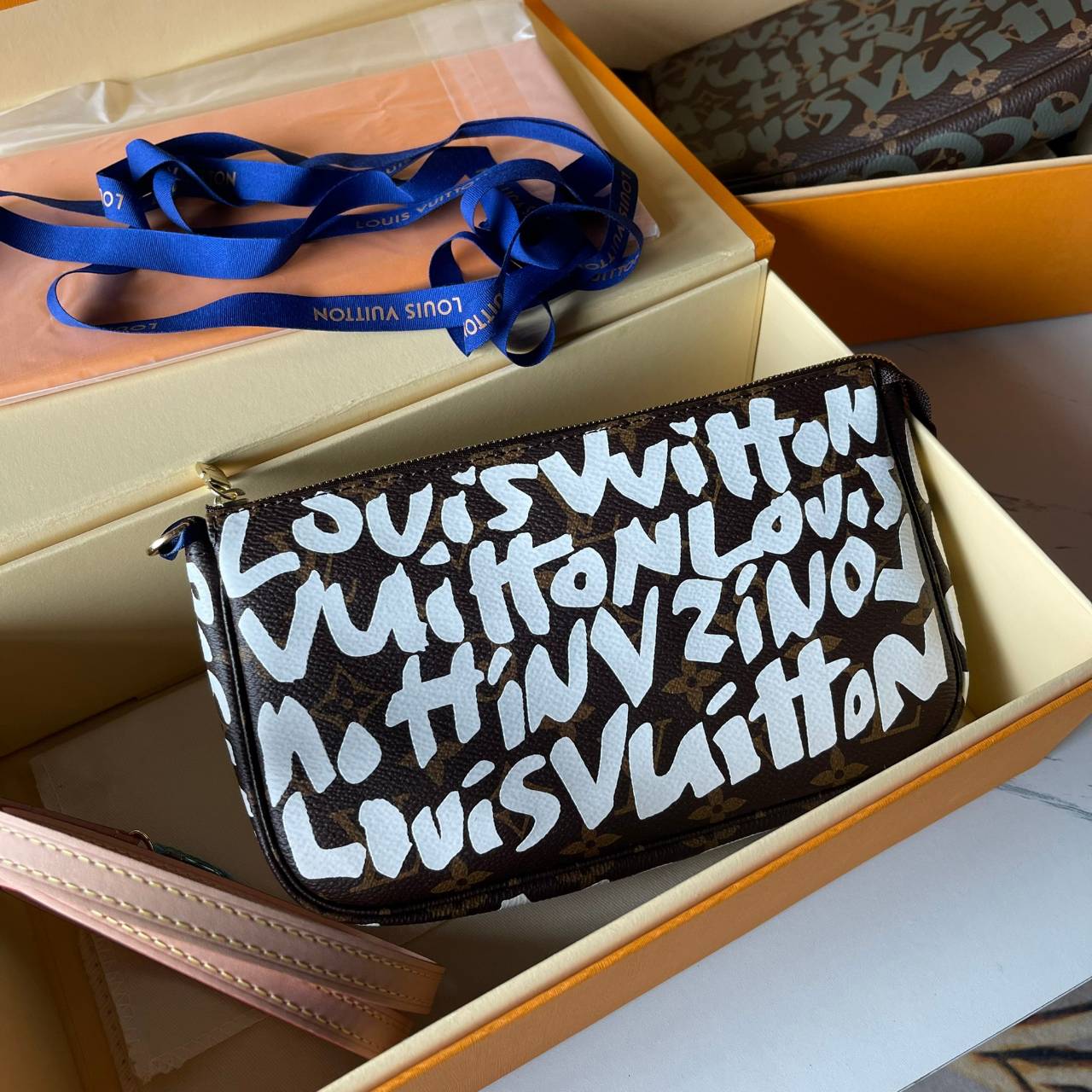 หนังแท้ LOUIS VUITTON MONOGRAM POCHTE ACCESSORIES BAG ลายใหม่ล่าสุด พร้อมส่งที่ไทย โดดเด่นด้วยรูปทรงอันเป็นเอกลักษณ์และรายละเอียดแบบคลาสสิก ภาพถ่ายสินค้าจริง ไอเท็มนี้สวยน่าใช้สุดคุ้มมากๆ ห้ามพลาดเลยค่ะ!