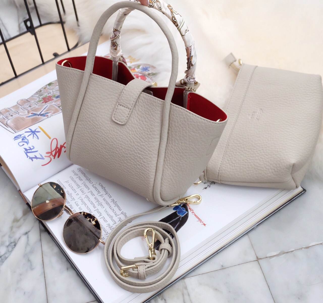 ยูฮู้ !! ทรงตะกร้า Jessy Come back again กับ New version รอบนี้ เพิ่ม Gimmick ด้วยผ้าพันหูกระเป๋าเข้า Set ยังคงความ cute ใช้งานง่ายเหมือนเดิม แถม!! กระเป๋าใบเล็กด้านใน แยก ออกมาสะพายได้อีกด้วย **ซื้อ1ได้2 **คุ้มที่สุด