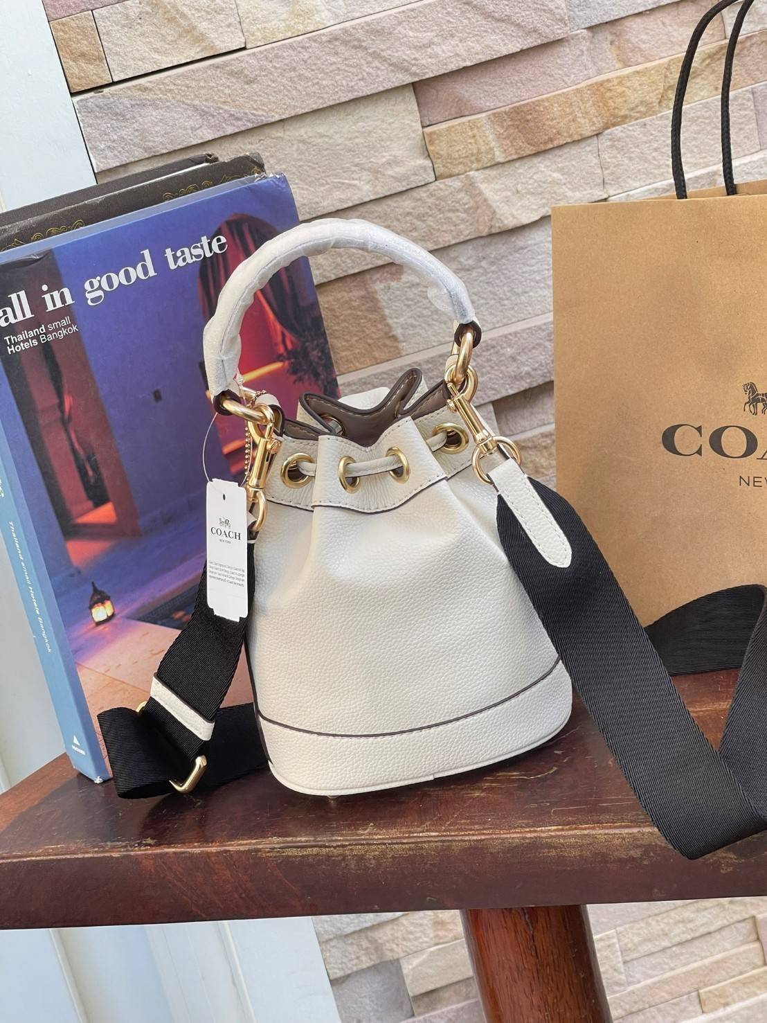 COACH DEMPSEY BUCKET BAG 15 WITH COACH PATCH AND HEART CHARM สวยงามด้วยดีไซน์ทรงตะกร้าแบบมินิมอลแสนน่ารัก ดีเทลสะดุดตา รูปทรงจดจำง่าย ถือแบบชิคๆ หรือยิ่งไปกว่านั้น สายสะพายของกระเป๋าก็สามารถถอดออกเพื่อเปลี่ยนรูปแบบการสะพายได้ทั้งแบบสะพายไหล่และสะพายคาดลำต