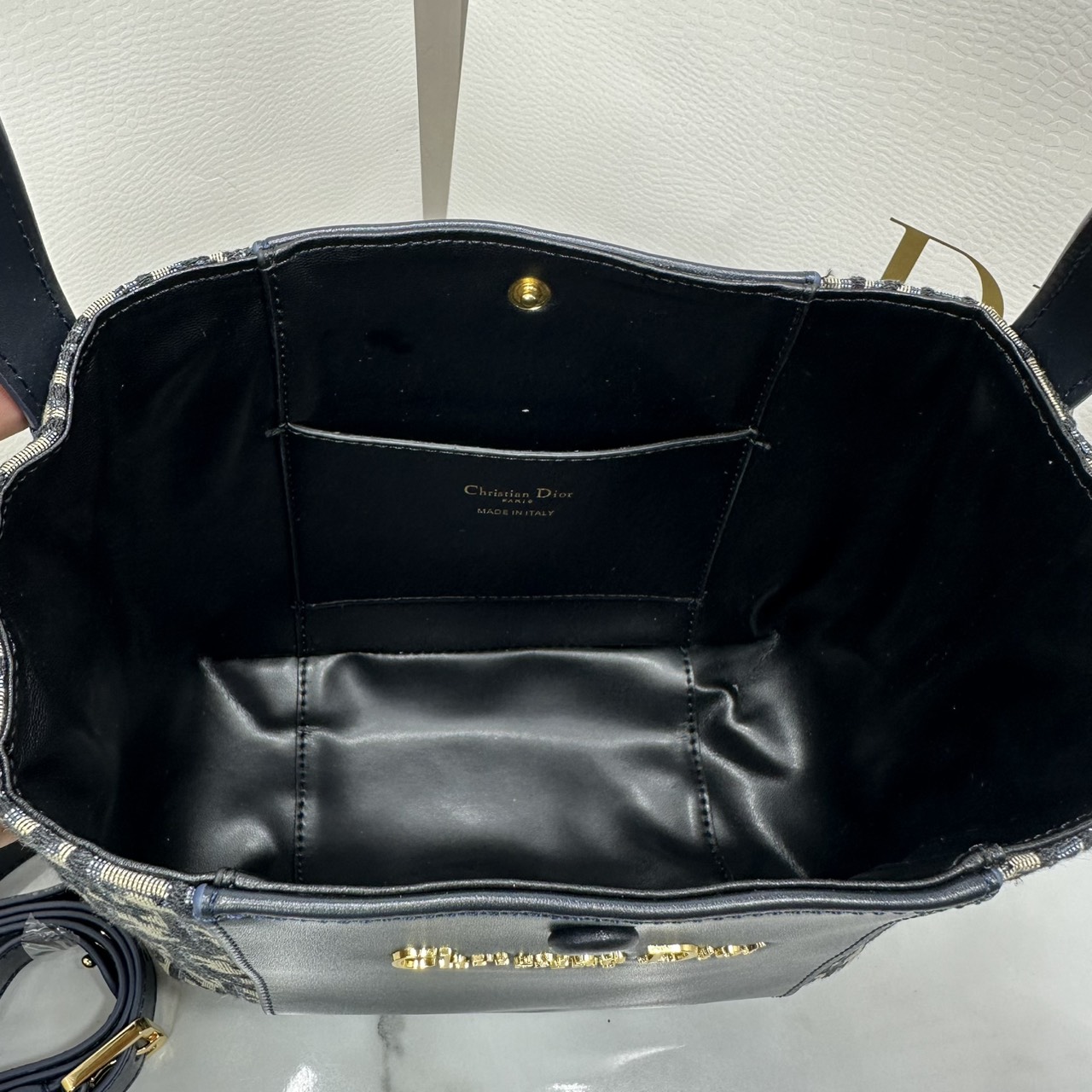 ORI หนังแท้ | DIOR Small Signature Bucket Bag / Dior bucket bag กระเป๋าทรงบัคเกตรุ่นใหม่ล่าสุด มาพร้อมกับการออกแบบที่โดดเด่น และสง่างาม เรียบหรูดูแพง มีรายละเอียดสุดวิจิตร