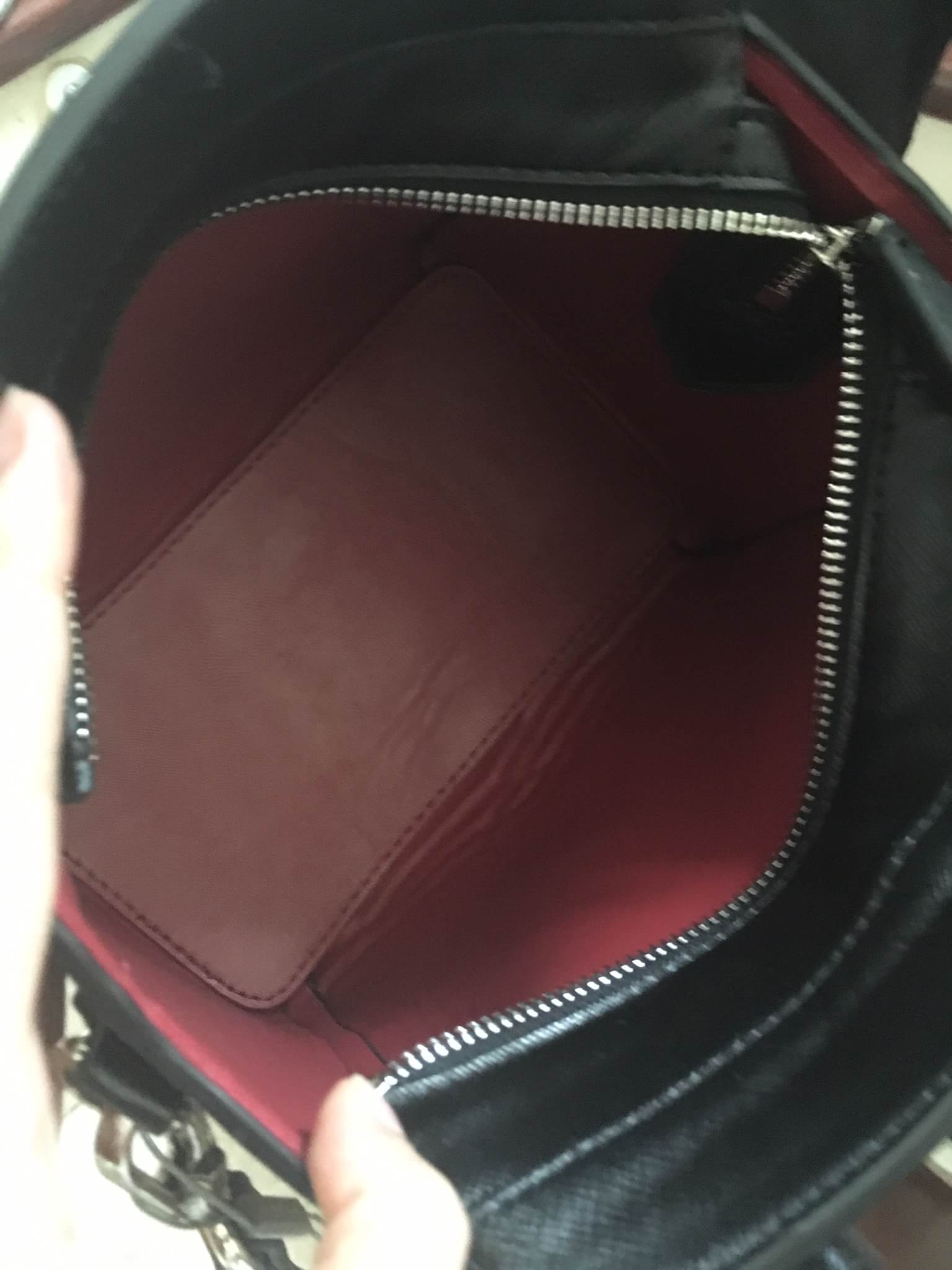 รุ่นหายาก !! กระเป๋าสะพายข้าง จากแบรนด์ Charles & Keith สวย หรูมากกกก ใบนี้ เป็นหนัง saffiano ตัดกับอะไหล่ทอง ภายในสีแดงเข้ม สวยจริงๆคะ ขนาดกำลังดีเลย ปากกระเป๋าปิดด้วยซิปอย่างดีคะ #มีถุงผ้าแบรนด์ให้คะ #มีสายยาวให้ สี ดำ คะ