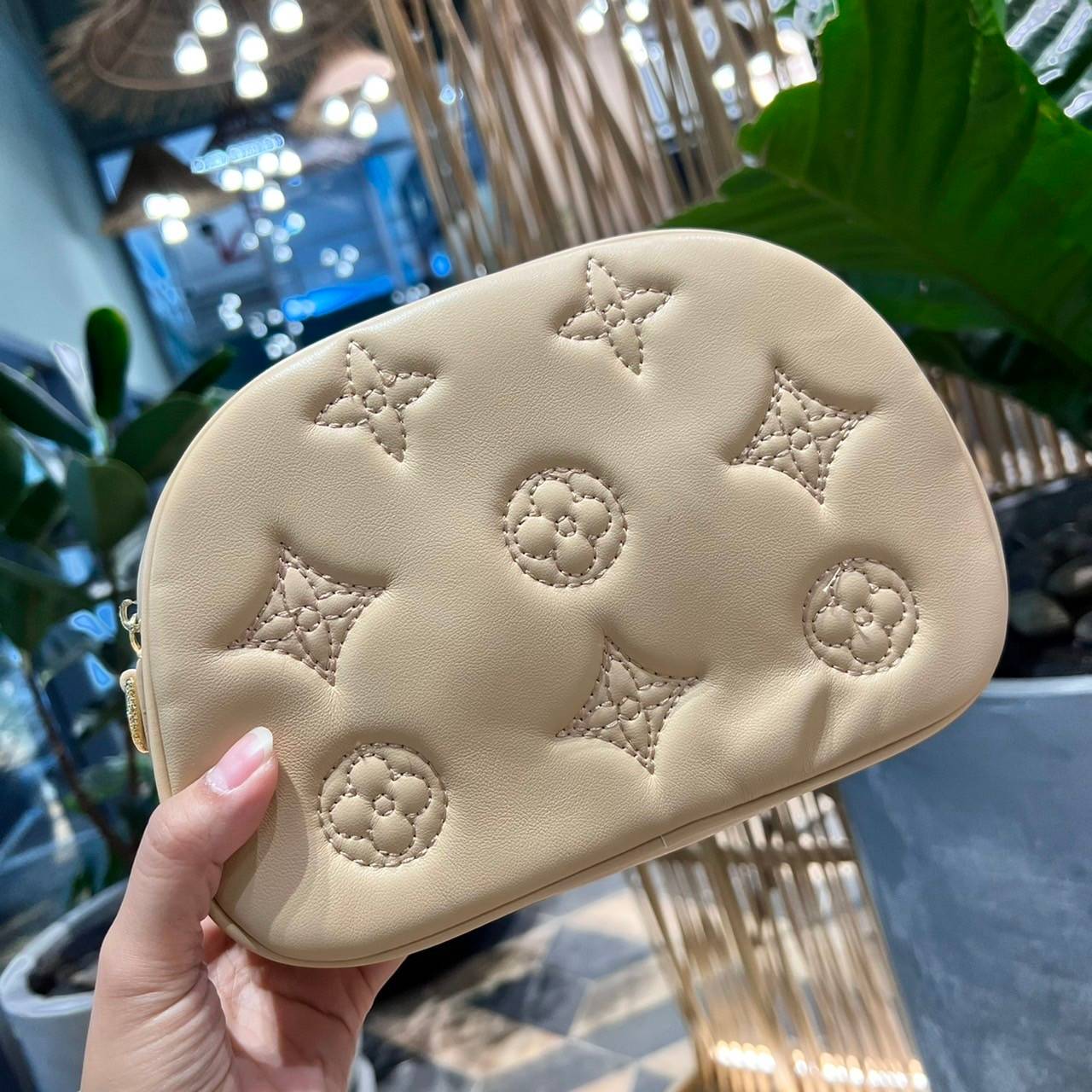 LV EXCLUSIVE VIP COSMETICS BAG ไอเท็มเอ็กซ์คลูซีฟ รุ่นหายาก กระเป๋าใส่เครื่องสำอางค์เอนกประสงค์ ที่นำมาประยุกต์ใช้เป็นกระเป๋าสะพายประจำวันได้ เพราะพิเศษมากแถมสายสะพายมาให้ วัสดุหนังลูกวัวฟอกสี นิ่มมาก เปิด-ปิดด้วยซิป ภายในโล่งกว้าง มีช่องแบ่งสัดส่วนให้ จั