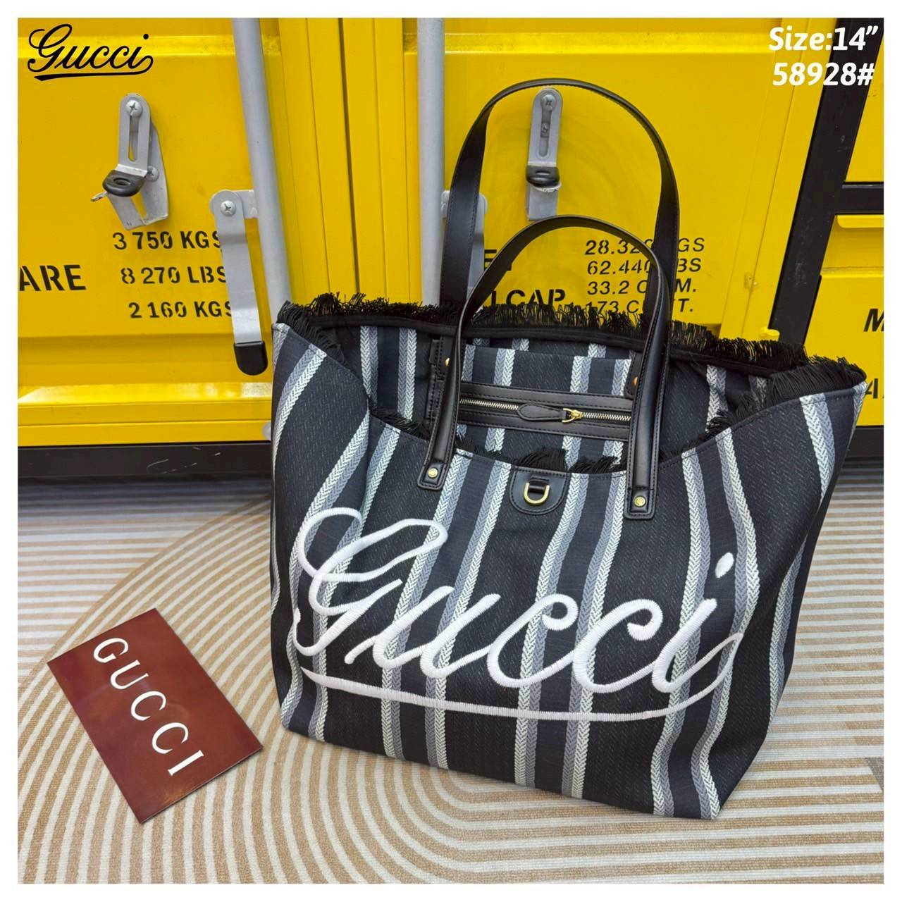 Gucci Embroidered large canvas tote bag Variation multicolor canvas กระเป๋าสะพายทรงโท้ทใบใหญ่ โดดเด่นผ้าแคนวาสฝ้ายลายทางสะดุดตา ตกแต่งด้วยงานปักลาย Gucci ด้านหน้า คอลเลคชั่นฤดูใบไม้ผลิ/ฤดูร้อน 2025