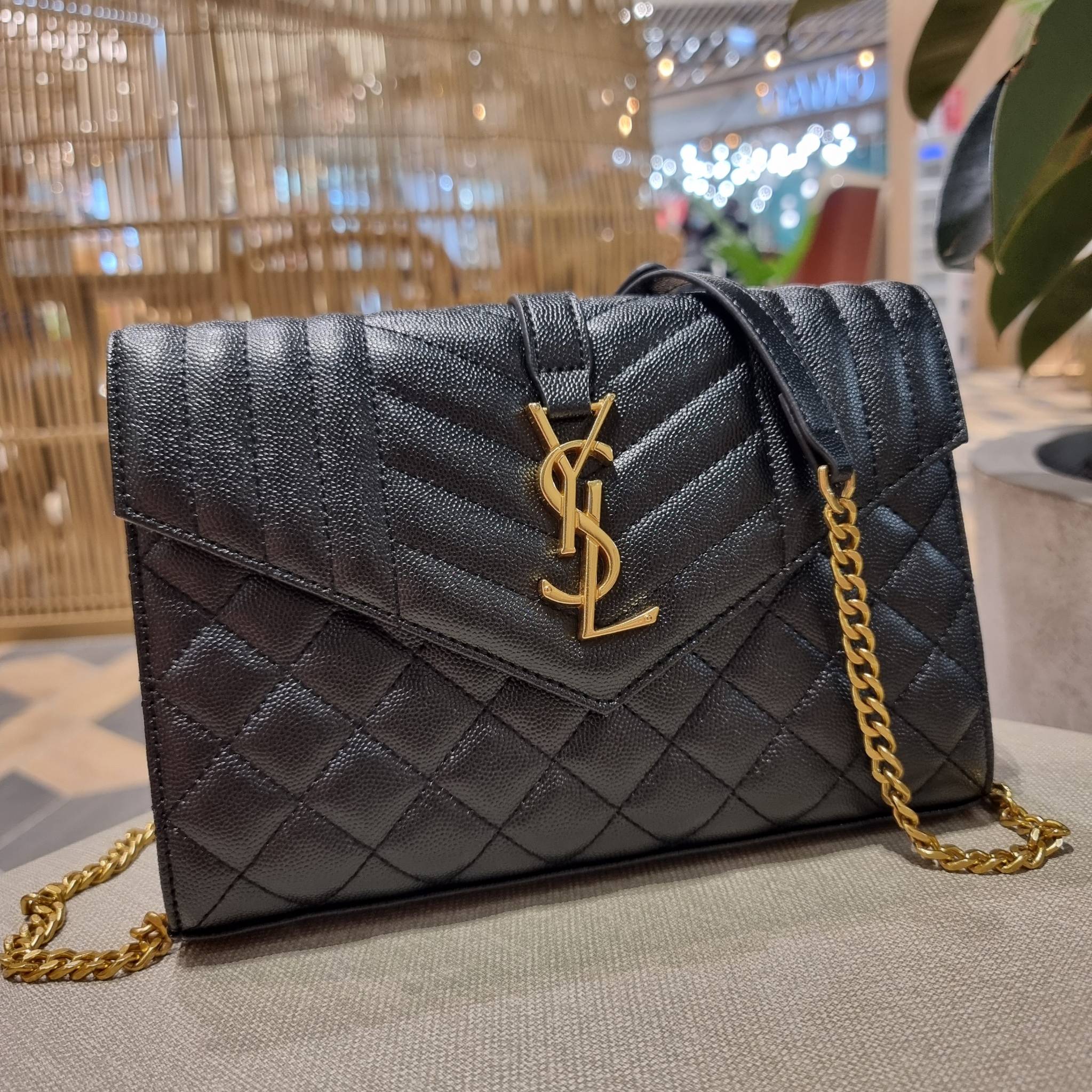 Yves Saint laurent envelope quilted with chain / YSL WOC กระเป๋าสะพายทรง woc สุดฮอต ในดีไซน์ใหม่ ดีเทลเย็บสวยคม โดดเด่นกว่าใครแน่นอน วัสดุหนัง pepble ทนทาน ใช้งานง่ายเพียงแค่เปิด-ปิดด้วยกระดุมแม่เหล็ก ภายในแบ่งสัดส่วนได้ดี มีช่องใส่บัตร มีช่องซิป ใส่มือได