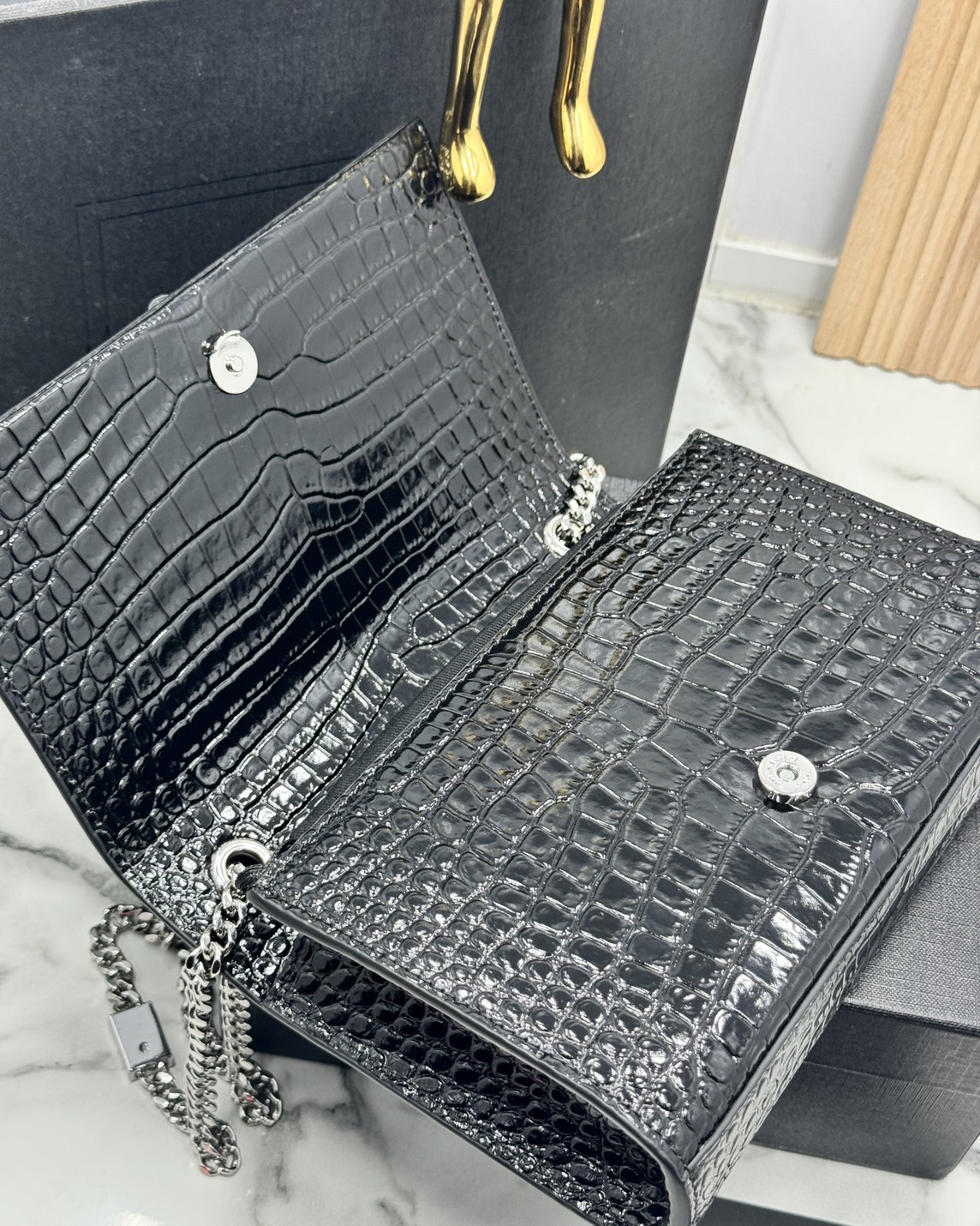 ORI หนังแท้ | 20cm Ysl Kate Croc Tassel Bag / YSL Woc Bag กระเป๋าสะพายทรง woc เรียบหรูดูแพงที่แท้จริง งานหนังลายจรเข้เต็มใบโดดเด่นด้วยโลโก้แบรนด์สุดหรู พร้อมพู่ห้อย รุ่นฮิตลอดกาลดูดีมีระดับ